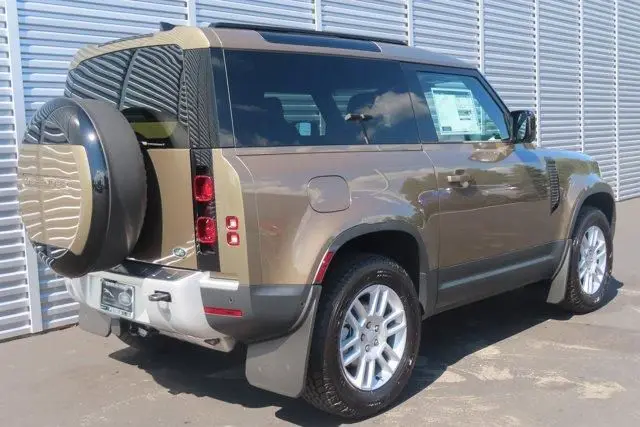 Подержанный 2023 Land Rover Defender 90 S