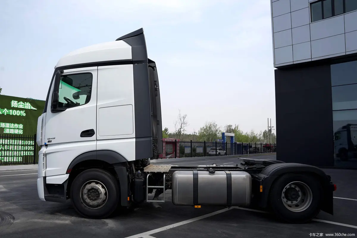 Sino truck 6 wheels 2000-2500Nm mercedes trailer truck tractor head truck for sale