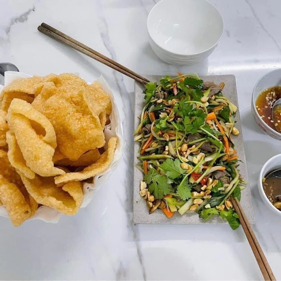 Best Price Seafood Snacks Carton Package Wholesale Salty Taste Crispy OEM Prawn Cracker from Vietnam with 9 months Shelf Life