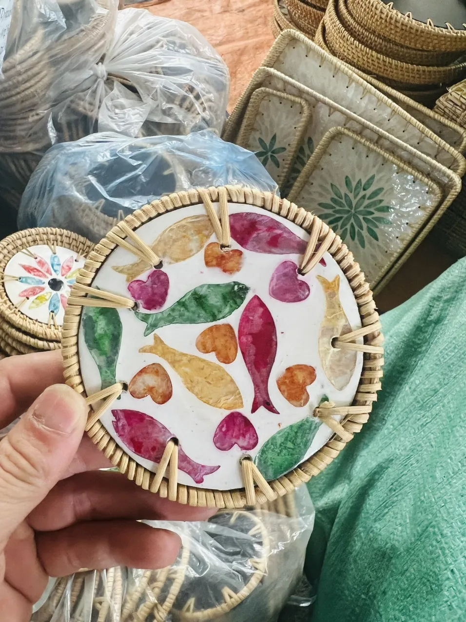 Высококачественные Тканые вручную подставки из бамбука и ротанга классический вьетнамский дизайн с перламутровой инкрустацией Экологически чистая тарелка