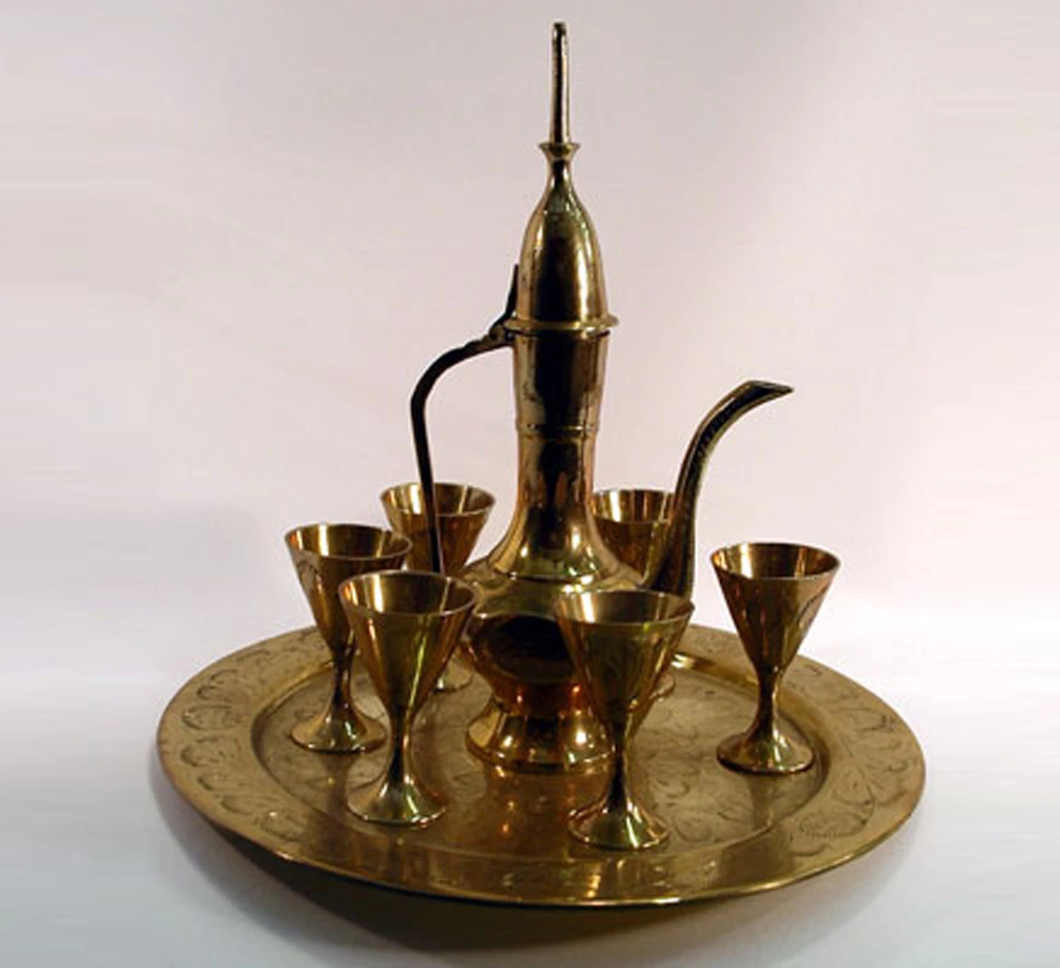Latest Design Solid Brass Hand Worked Aftaba Tea Pot Set Coffee Brass Arabic Embossed Dallah Custom Wholesale Surahi.
