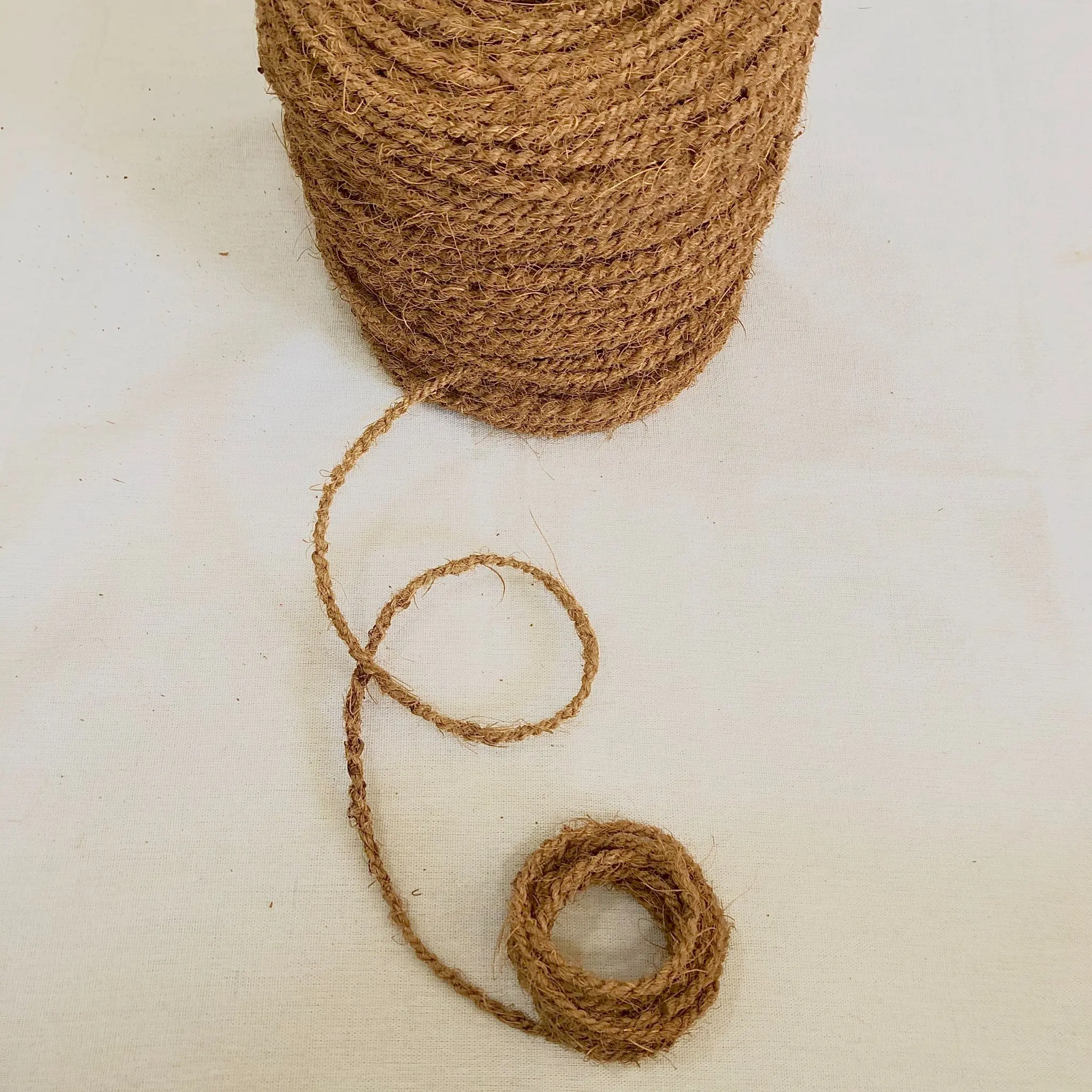 High Quality Natural Hand Woven Coconut Fiber Coir Ropes Twisted Yarn Coco Rope Made in