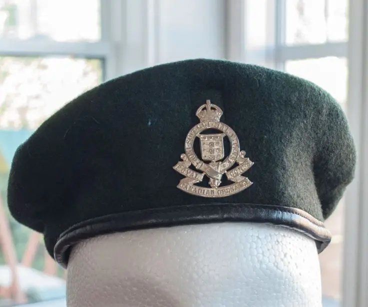 Customized Winter Serge Cloth Officer Hat with Sun Visor Insignia Emblem for Sports Outdoor Use Barathia Peck Hat Emblem