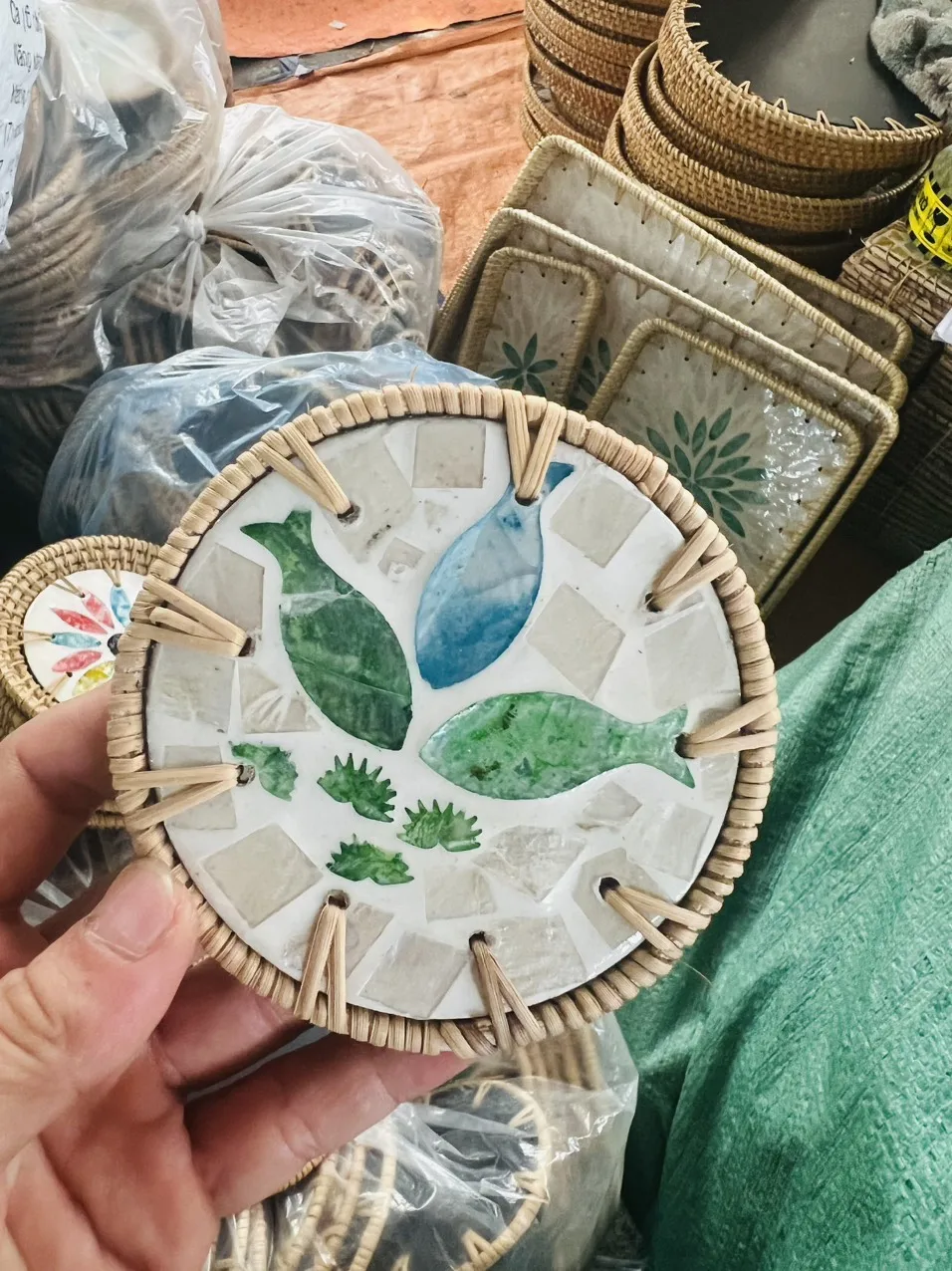 Высококачественные Тканые вручную подставки из бамбука и ротанга классический вьетнамский дизайн с перламутровой инкрустацией Экологически чистая тарелка