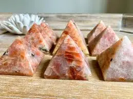 HOT SELLING CRYSTAL WHOLESALE NATURAL SUNSTONE PYRAMID MEDITATION AND METHAPHYSICAL HEALING CRYSTAL PYRAMID FENGSHUI HOMEDECOR