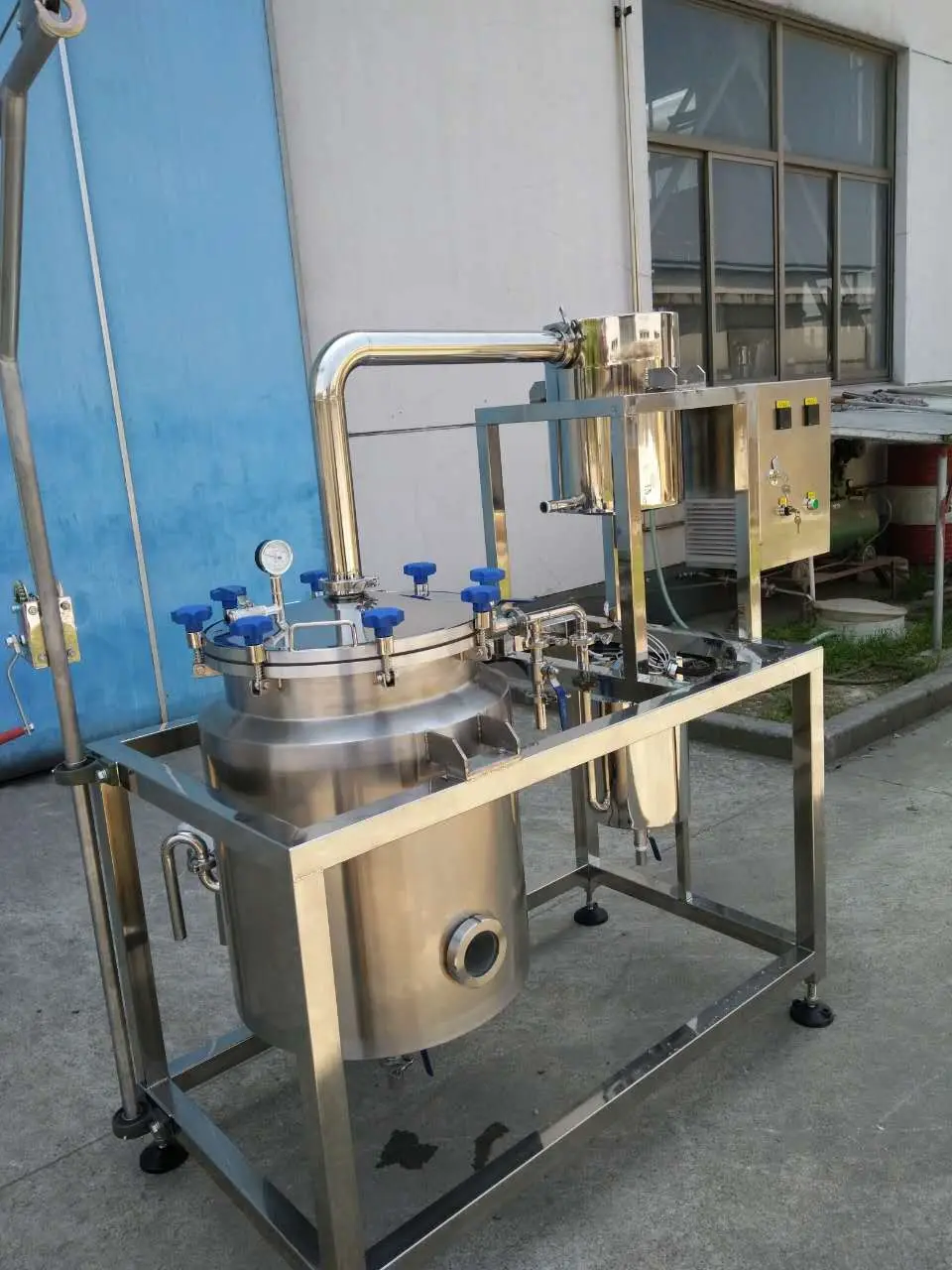 300-2000L  Factory price vanilla lemongrass  citronella Essential oil extraction machine melissa Essential Oil Distiller