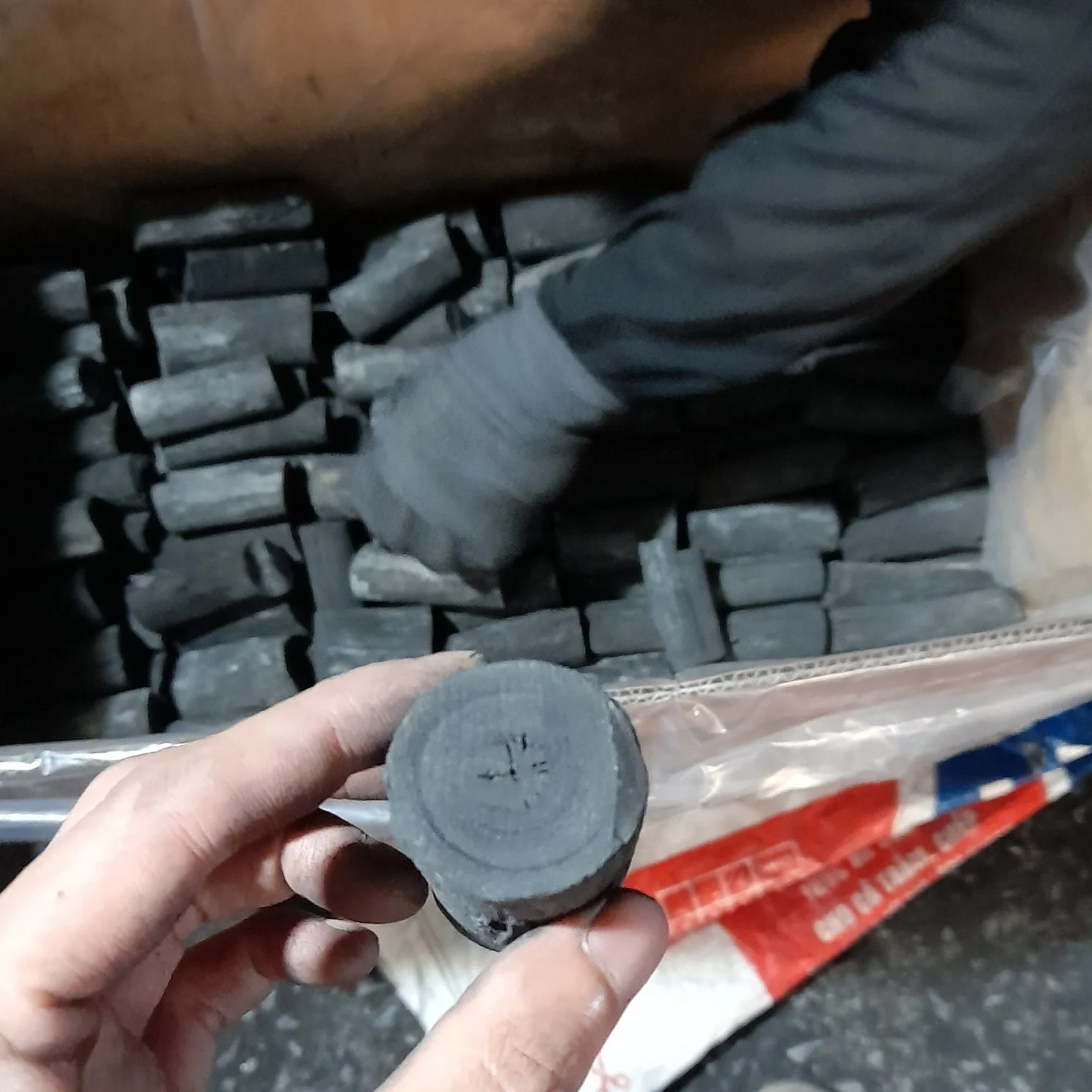 6 HOUR BURNING BINCHOTAN MADE IN VIETNAM WITH HIGH HEAT LONG BURNING TIME ZERO SMOKE EMISSION