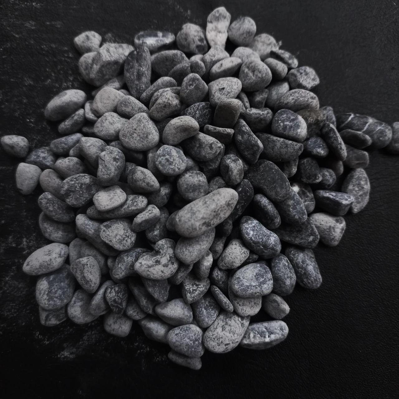 Черный натуральный гравий паутина каменный укладчик Уличные декоративные камни для дома/сада/пруда