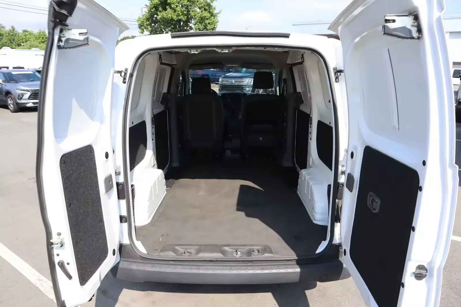 Довольно используемый 2020 Nissan NV200 Compact Cargo S