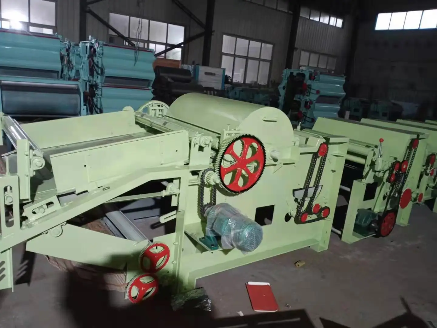 Tear waste cloth used clothing yarn opening into fiber textile waste recycling machine line
