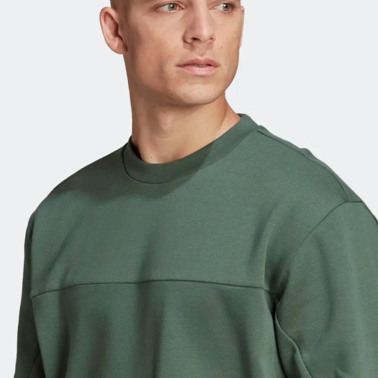 Cozy Forest Green Crewneck Sport Sweatshirt Warm and Loose Fit 77% Cotton 23% Recycled Polyester Anti-Wrinkle Pullover Style