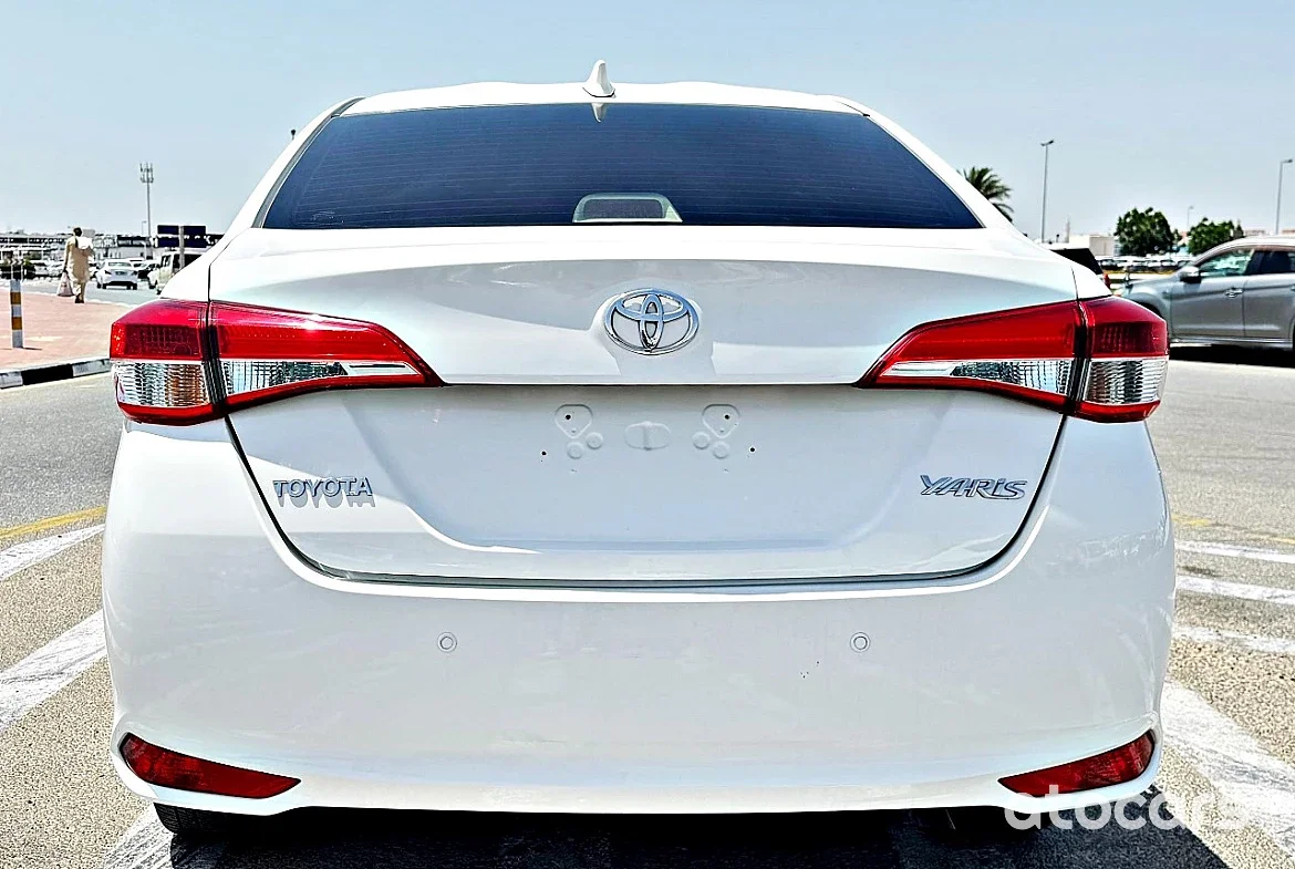 Очаровательные и чистые Подержанные автомобили Toyota Yariss 1.6L 2021 модельный год белый цвет экстерьер