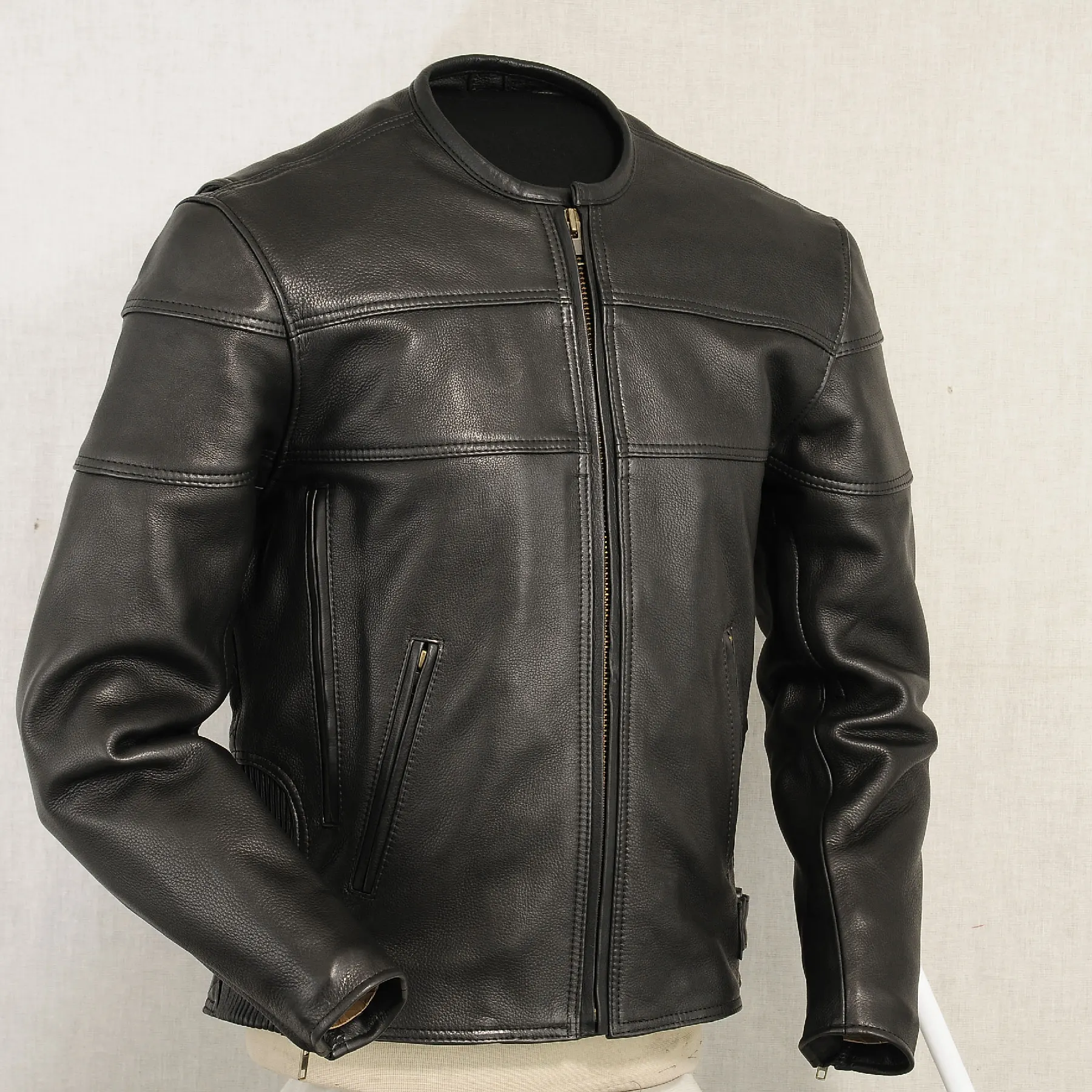 Высококачественное длинное пальто из серой шерсти с черным натуральным мехом