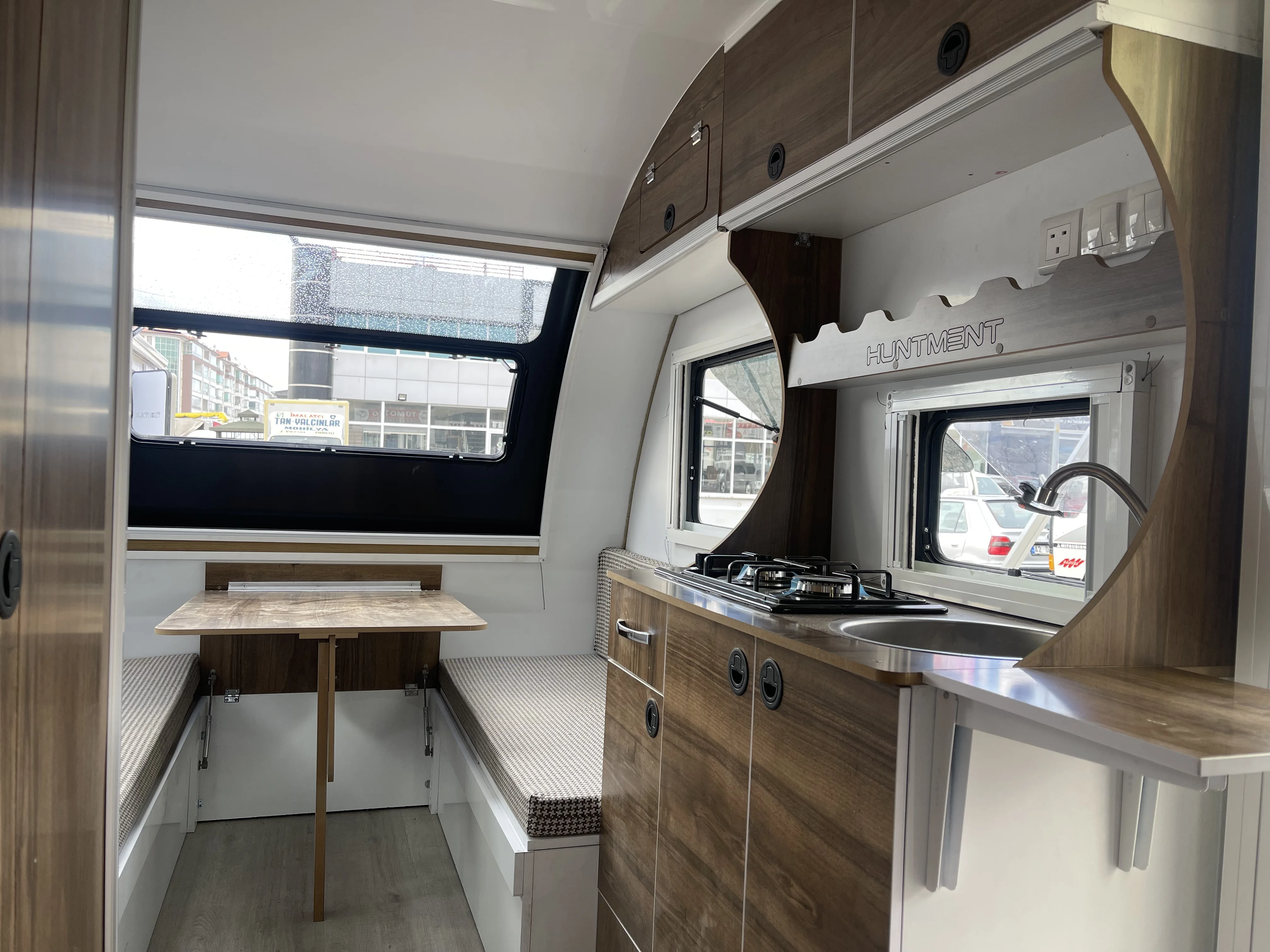 HUNTMENT All-Weather Motorhomes Comfortable RV for Family Off-Road Adventures Reliable Camper Trailer Beach Exploration Camping