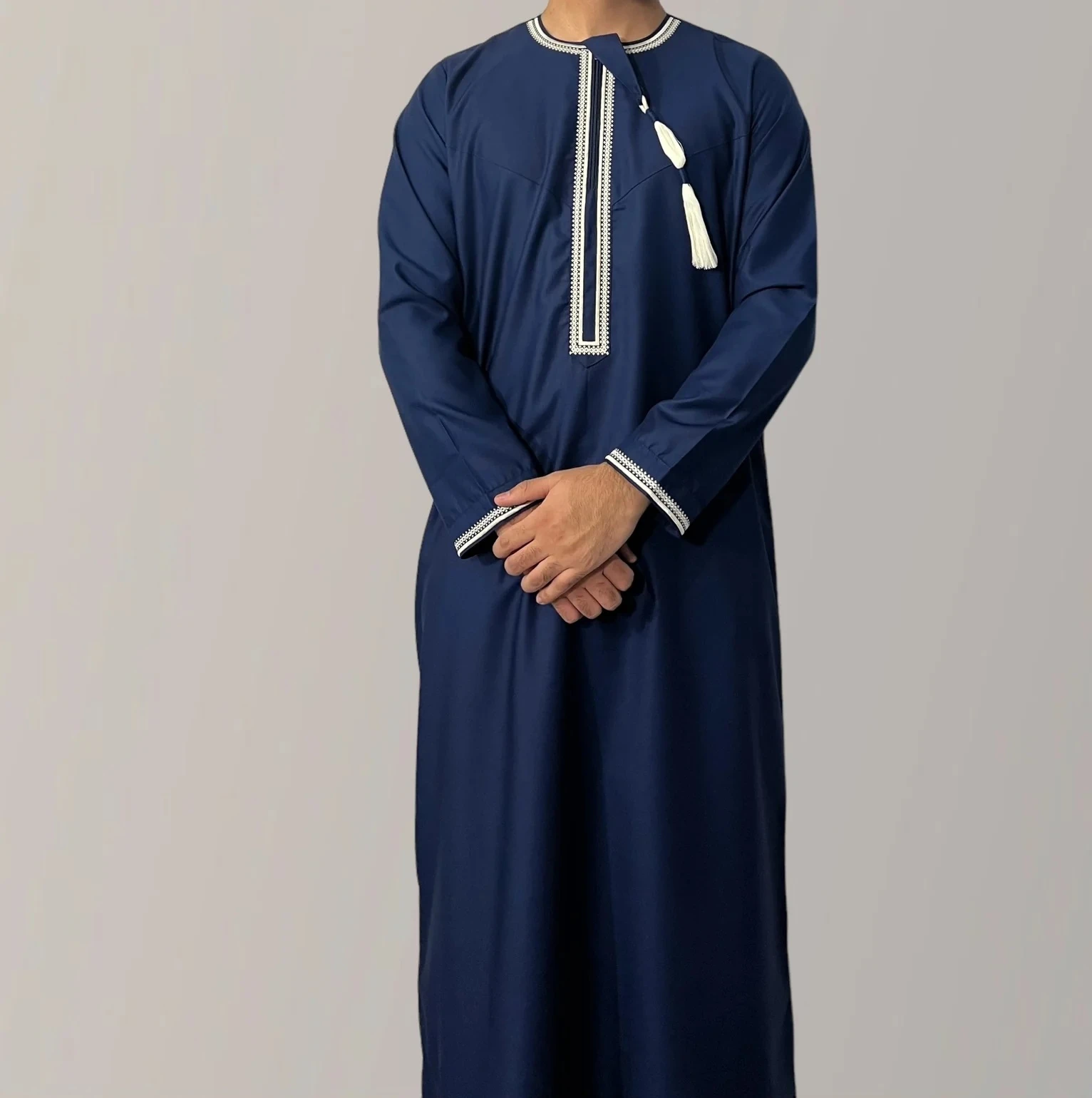 Customizable 2024 Arabian Thobe for Men Full Sleeve Jubba Muslim Islamic Clothing with O-Neck Tussle Patch Adults Middle East