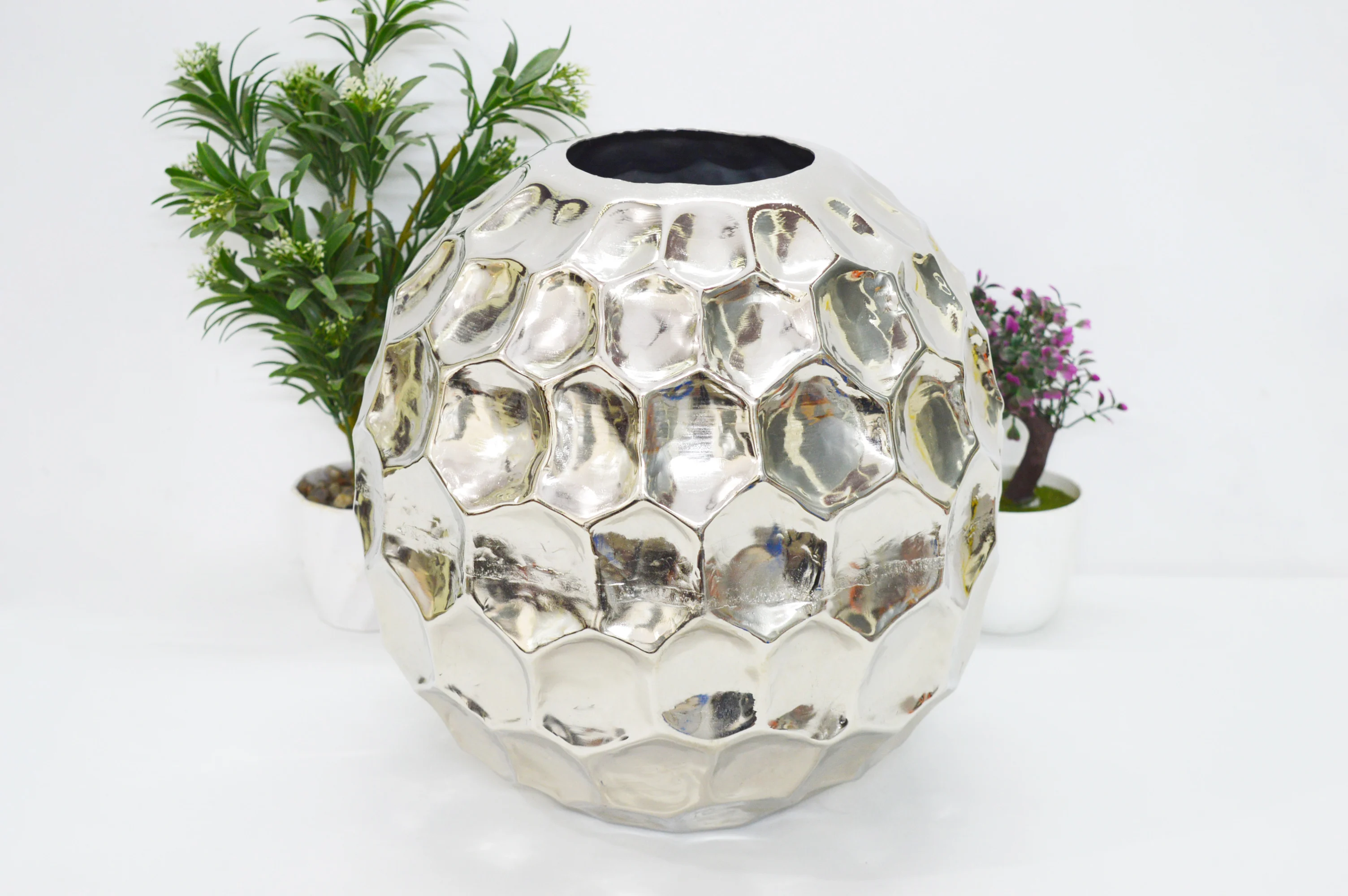 Pure High Quality Material Handmade Fancy Look Flower Vase Metal Nickel Plated Low Price Premium Home /Wedding Decoration Vases