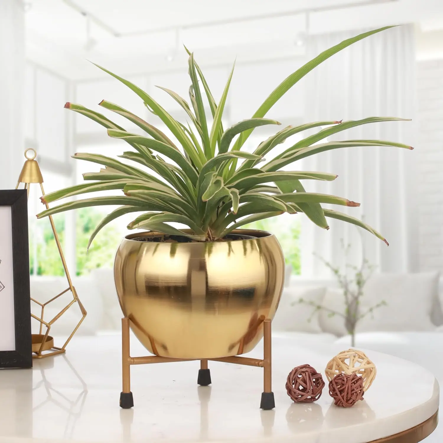 Export Quality Unique Design New Flower Pot Brass Plant Pot for Garden New Look Metal Planters in Wholesale Price