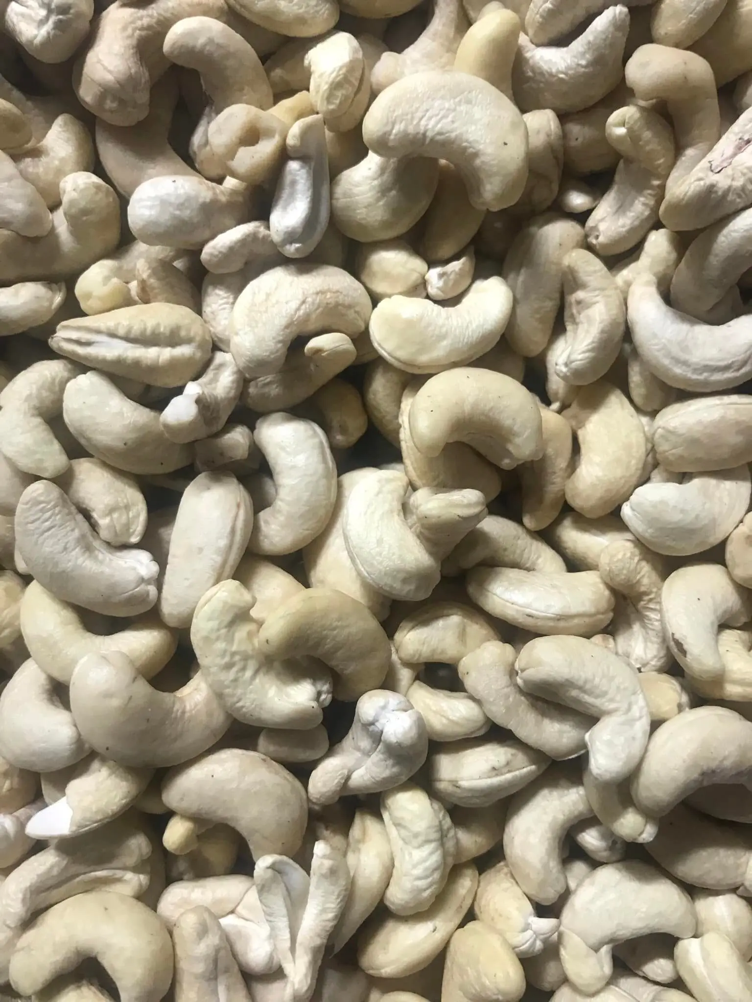 Cashew kernels from Vietnam, all grade w180 w240 w320 LP WS, in tin box/vacuum bag, are a must-have.