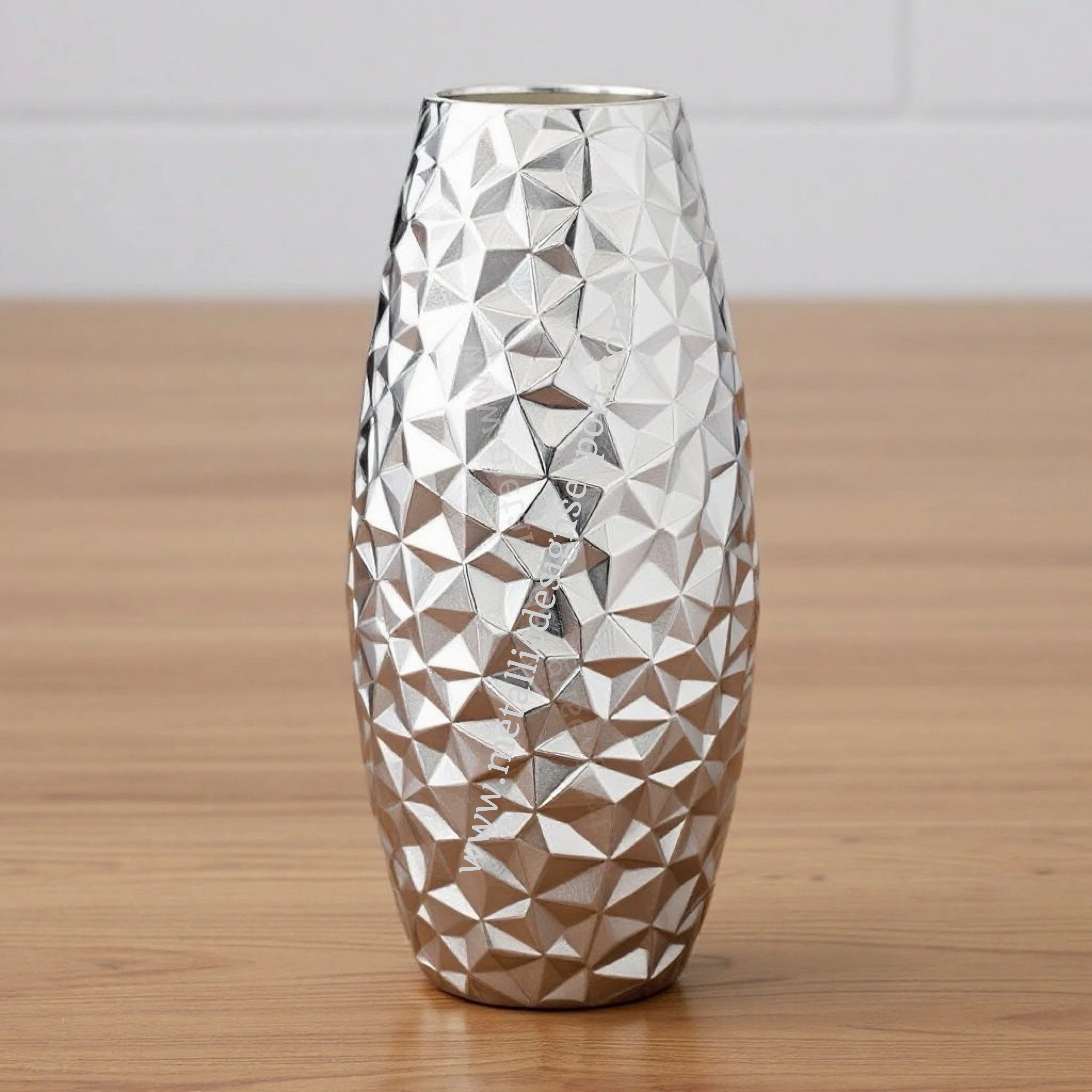 Hammered Silver Gradient Metal Flower Vase Modern Textured Design, Elegant Decorative Accent for Homes & Offices