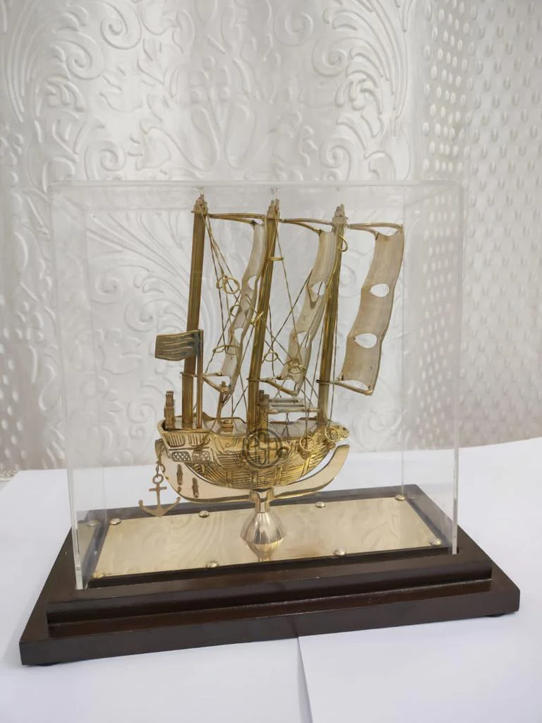 New Design High Quality Glossy Finished Titanic Brass Ship With Wooden Base Showpiece For Home Office Decoration.