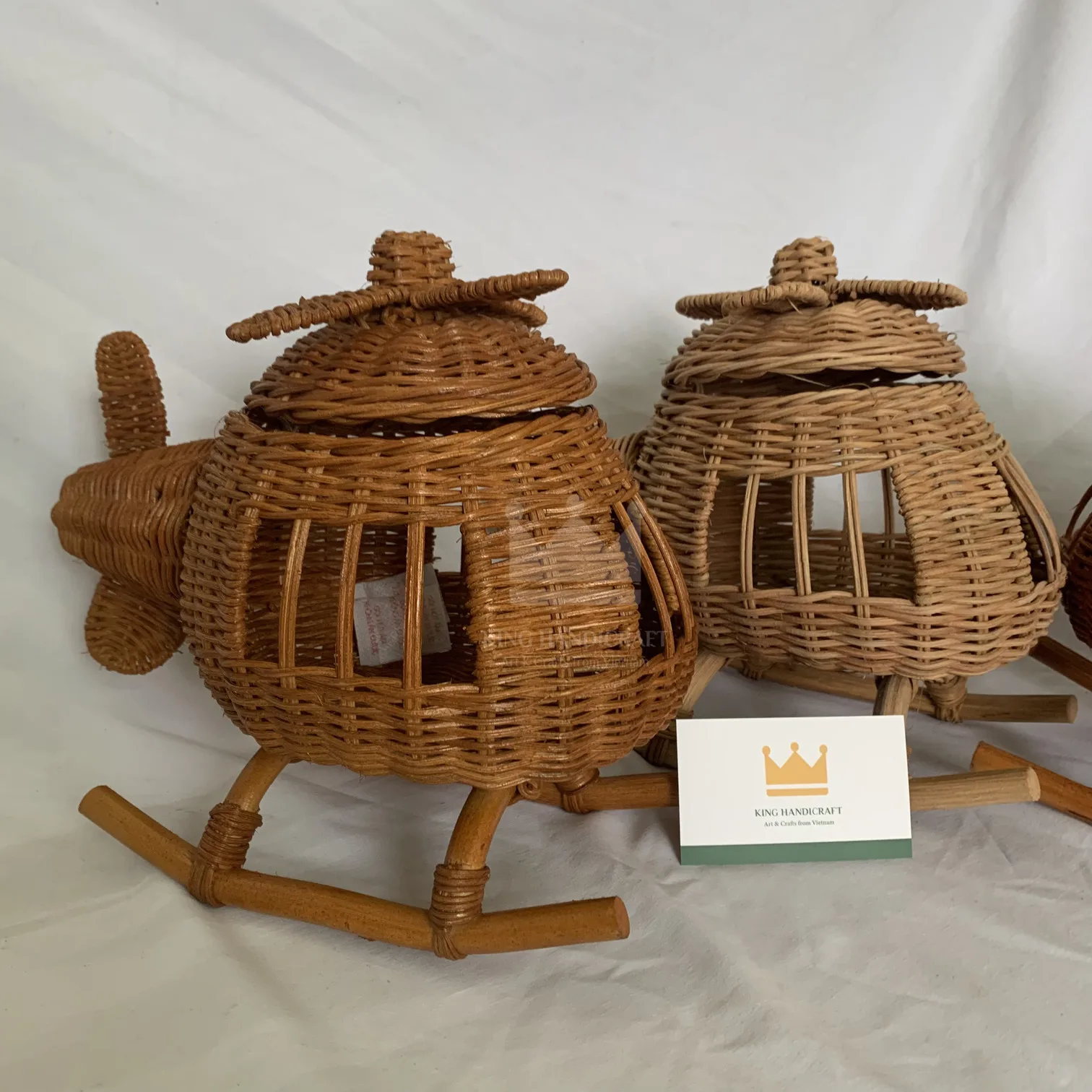 Кукла-вертолет из ротанга