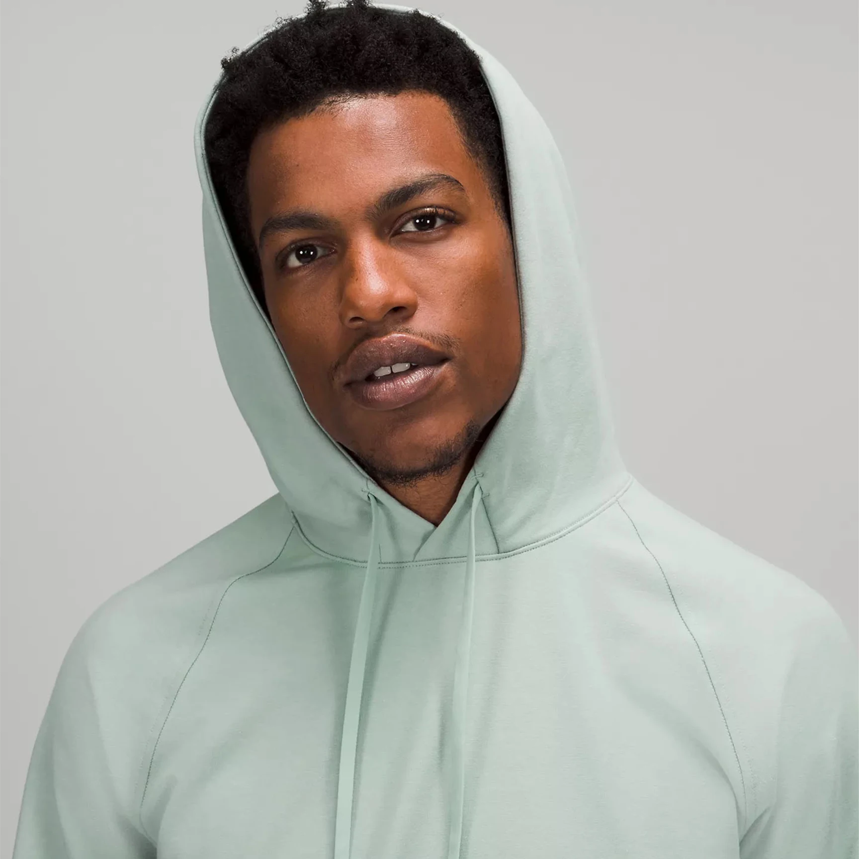 Брендовый пуловер с капюшоном для мужчин большого