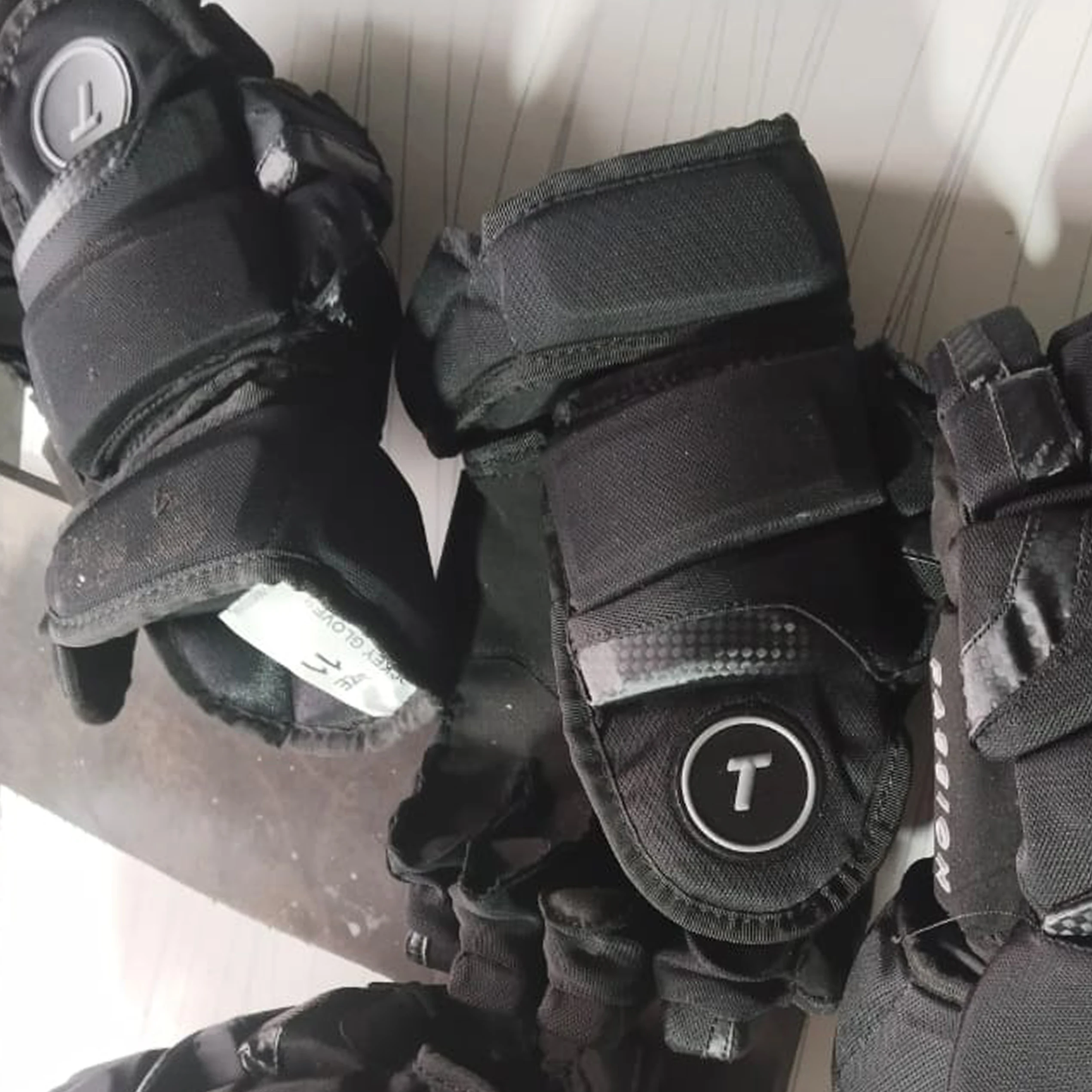 IBERIA Custom Wholesale High Quality Comfortable and Durable Premium Ice Hockey Gloves For Senior/Intermediate/Junior/Youth.
