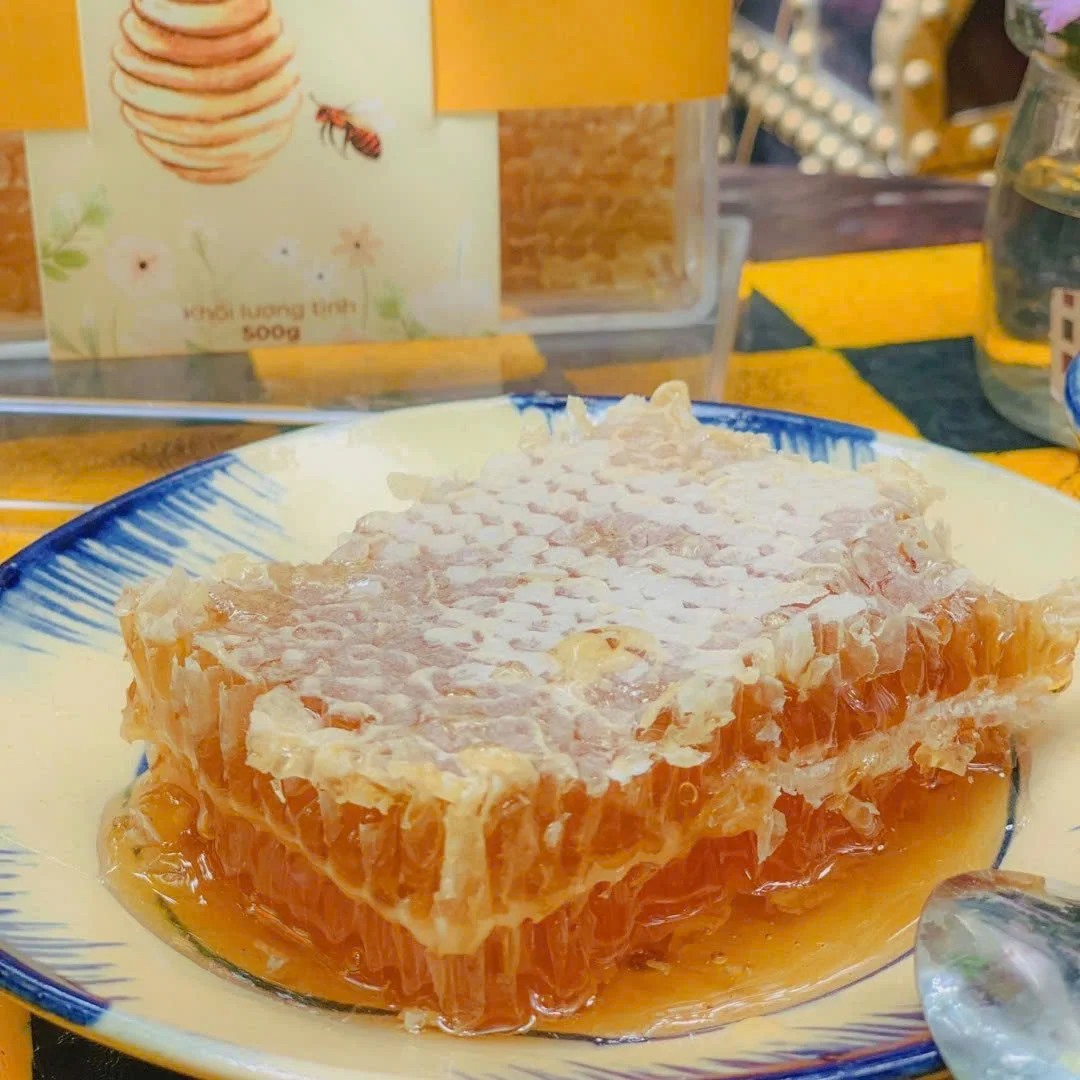 HANDCRAFTED ORGANIC HONEYCOMB / STRAIGHT FROM SUSTAINABLE SOURCES / MADE IN VIETNAM