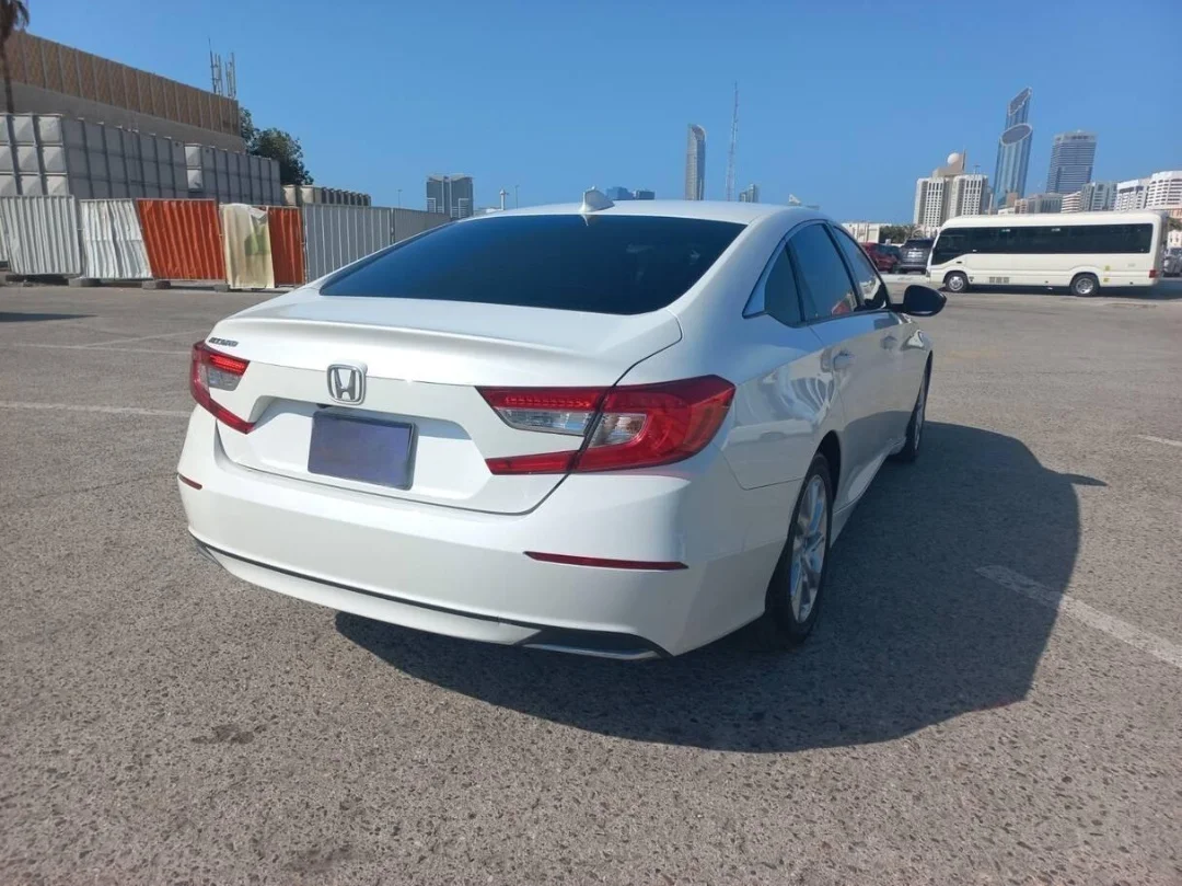 Подержанный Honda Accord 2021 года 1.5 л темный салон с кожаными сиденьями передний привод левый руль бензин R16