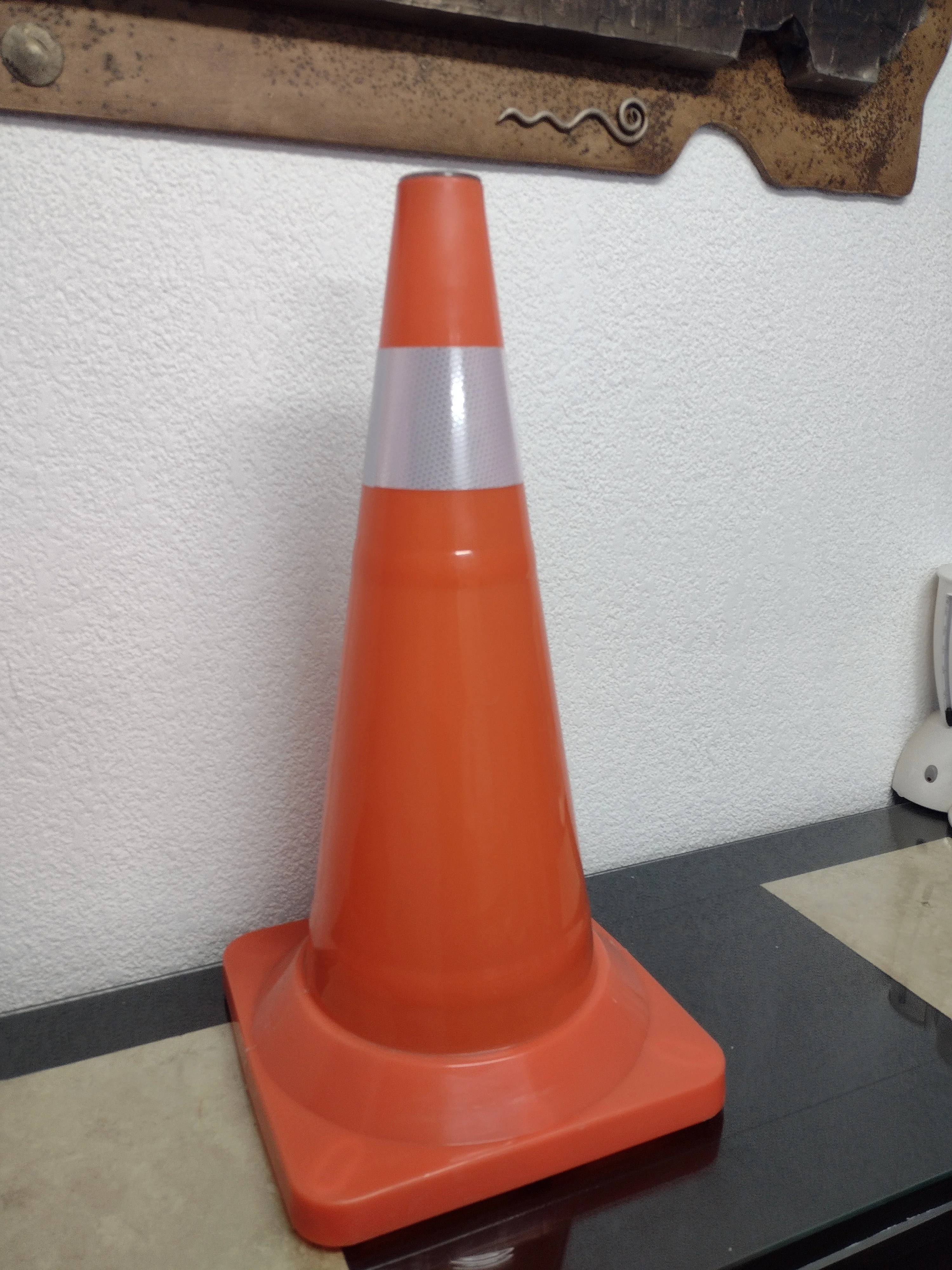 High quality   Solar Traffic cone Ttraffic cones with reflective Orange cones 28 inch