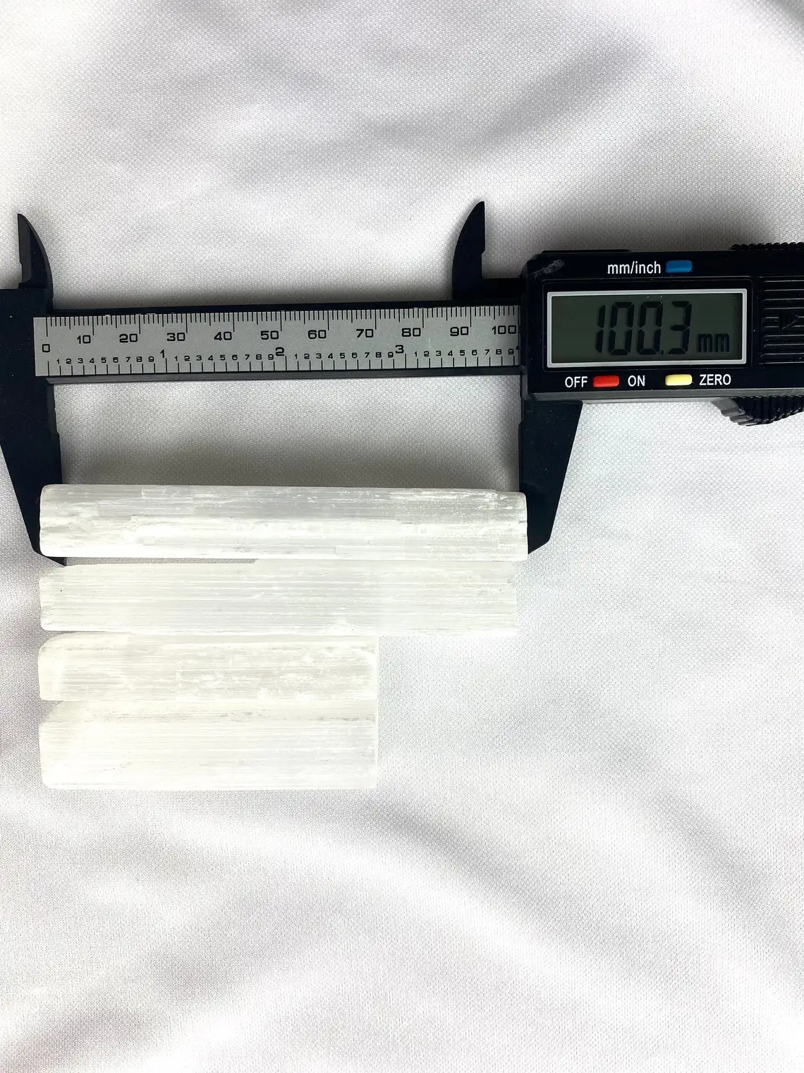 Натуральный селенит грубой лечебной палочки для терапии энергетической платформы личного использования