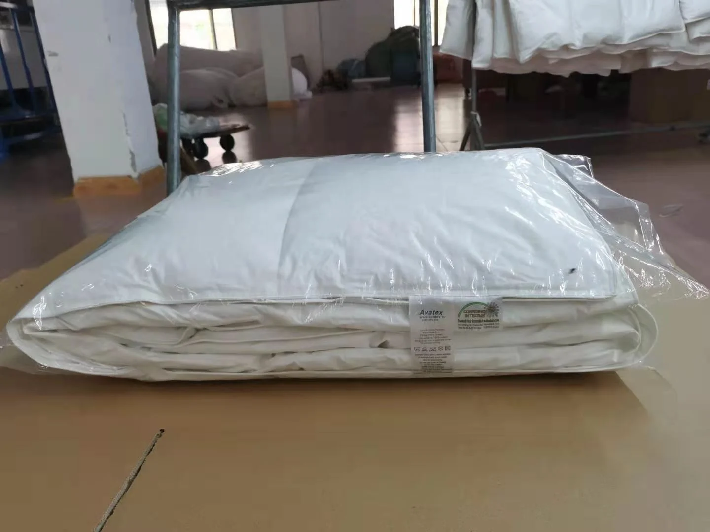 Hot selling 90% white goose down filled 100% combed cotton king size duvet comforter