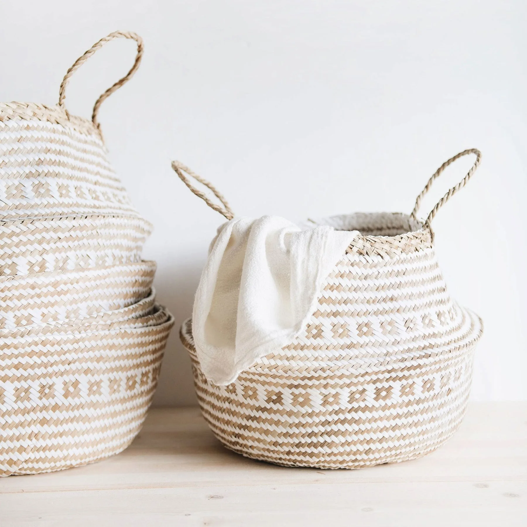 Cheapest price white zigzag seagrass belly baskets stackable storage for toys laundry baskets