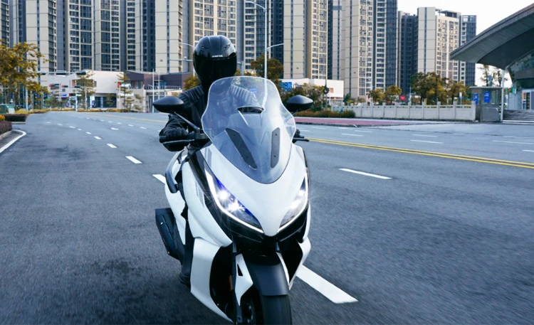 Yadea EEC Super power 72V 75AH 5000W lithium battery urban mobility electric scooter motorcycle for adult