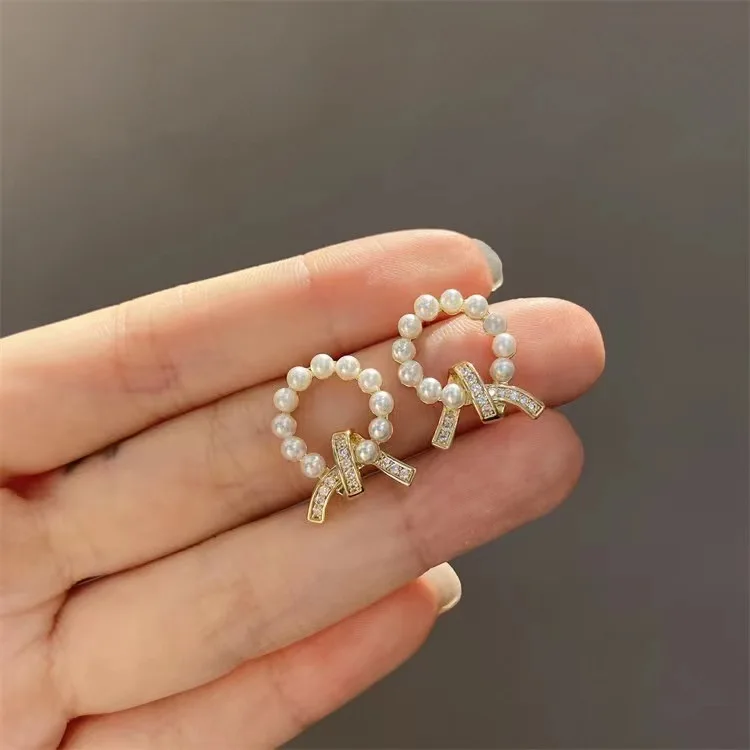 2022 Jewelry Simple Korean Fashion Flower Zircon Design Glass White Pearl Stud Earrings Women