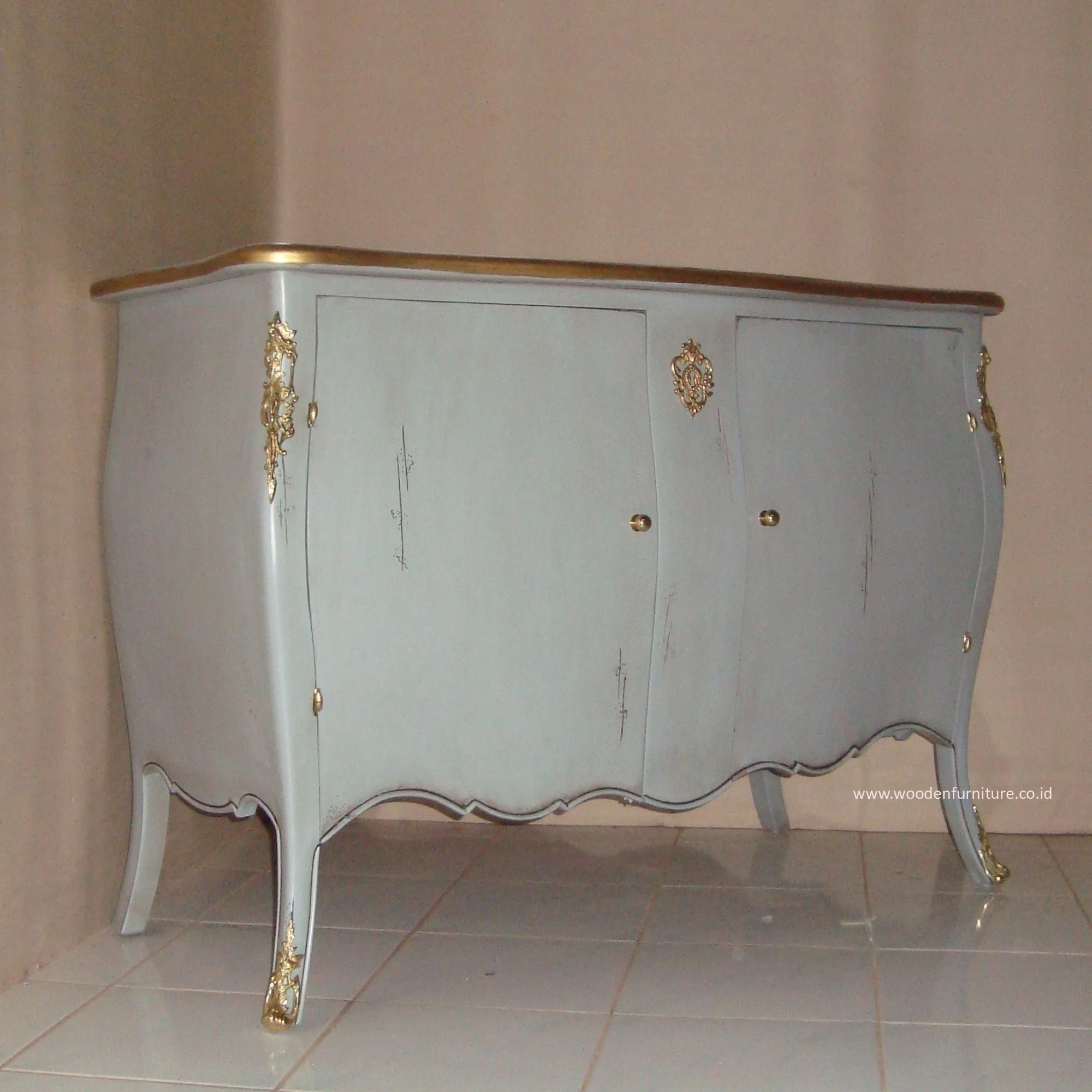 Деревянный буфет или сервант в французском стиле качестве кухонного шкафа предназначенного для мебели столовой