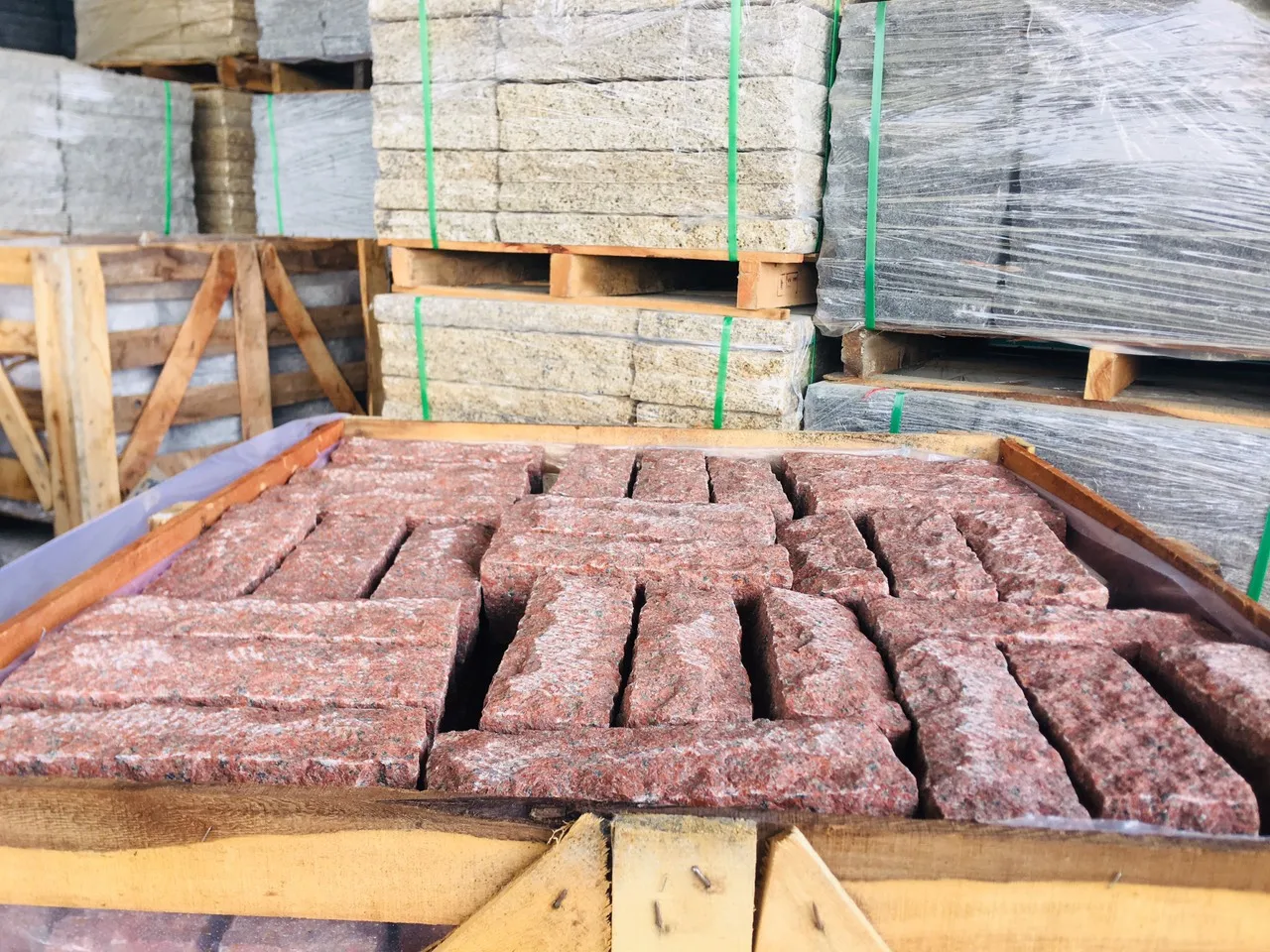 Natural Split Driveway Walkway Stone Red Granite Cubic Cobbles Cheap Price Factory Direct Export