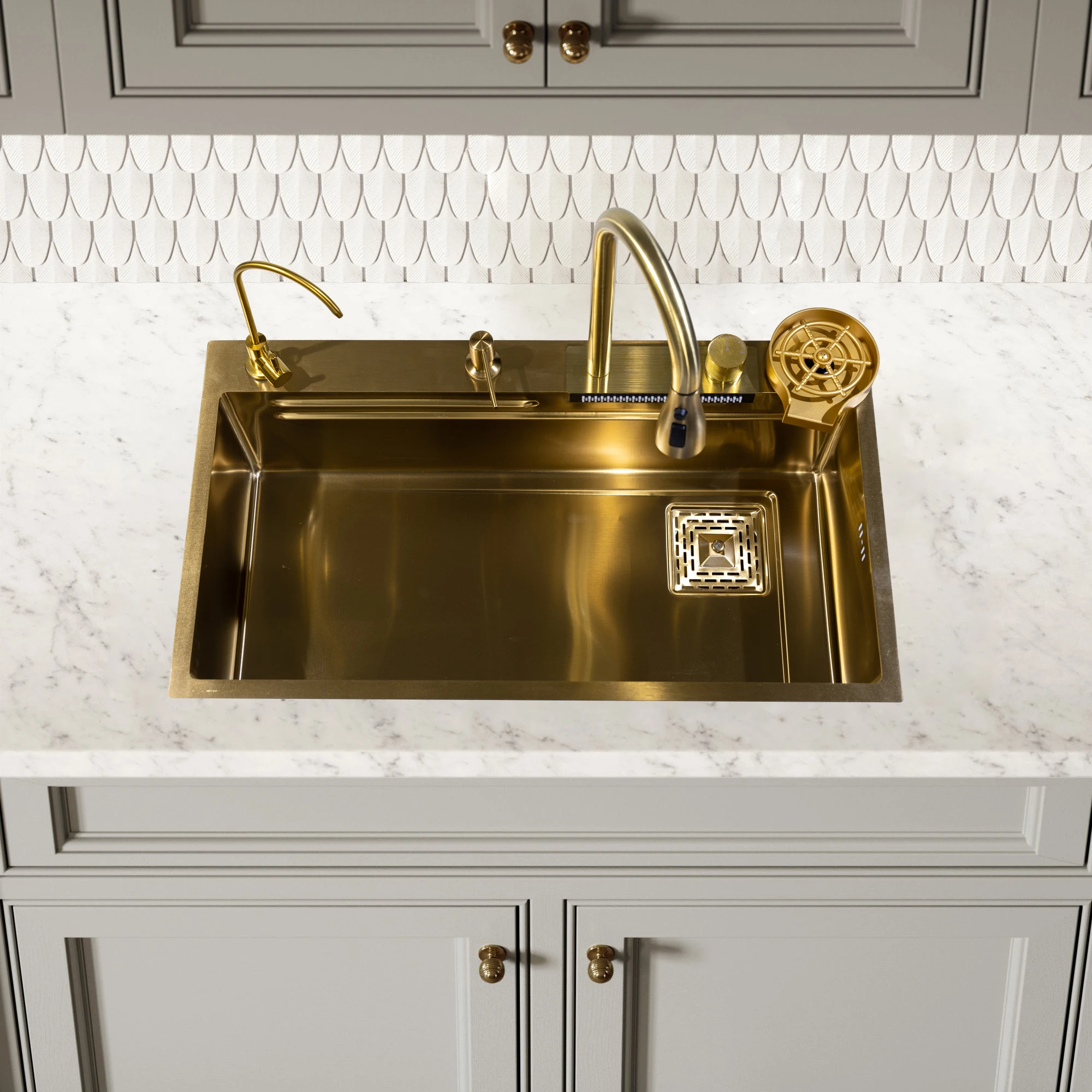 Уникальная прямоугольная раковина из нержавеющей стали с тремя отверстиями и краном над счетчиком