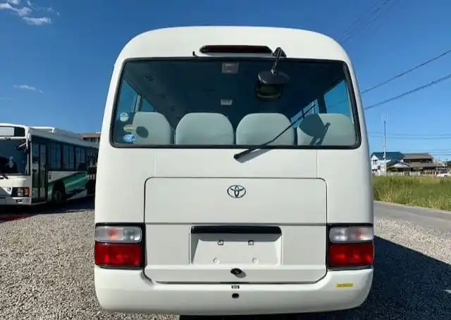 Используемый 2011 игрушечный автобус Toyota Coaster RHD низкая цена японский оригинальный Подержанный мини-автобус с поворотной дверью двигателя