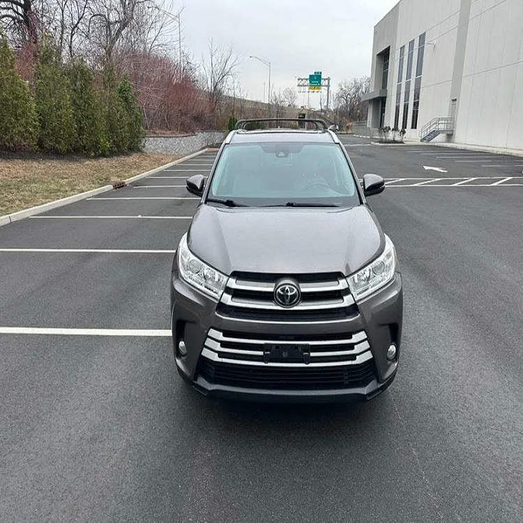 2018 T-O-Y-O-T-A-H-I-G-H-L-A-N-D-E-R XLE AWD отличное состояние пакет с турбо-подсветкой небольшой пробег в наличии на продажу