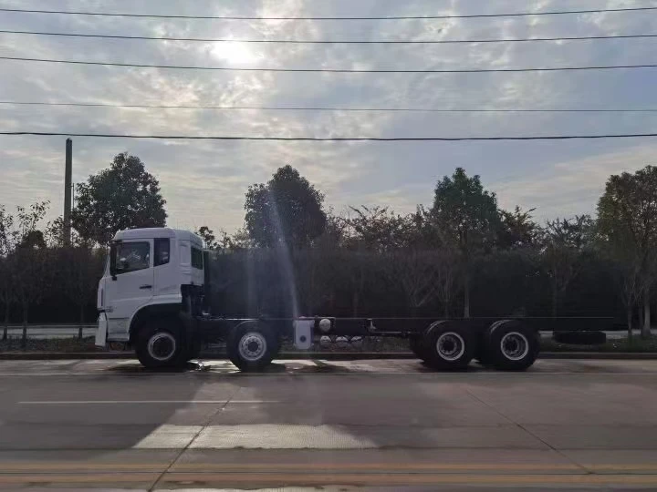 Завод по индивидуальному заказу Dongfeng Tianlong 8x4 Cummins 340 л.с. 12 м длиной нижнее шасси грузовики