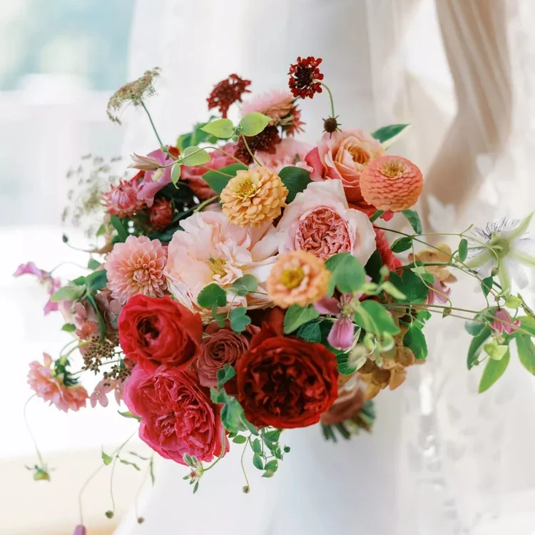 Extraordinary Flowers Delivered Decorative Centerpiece Flower Wedding Bouquet Artificial Rose Flowers Bouquet at Wholesale Price