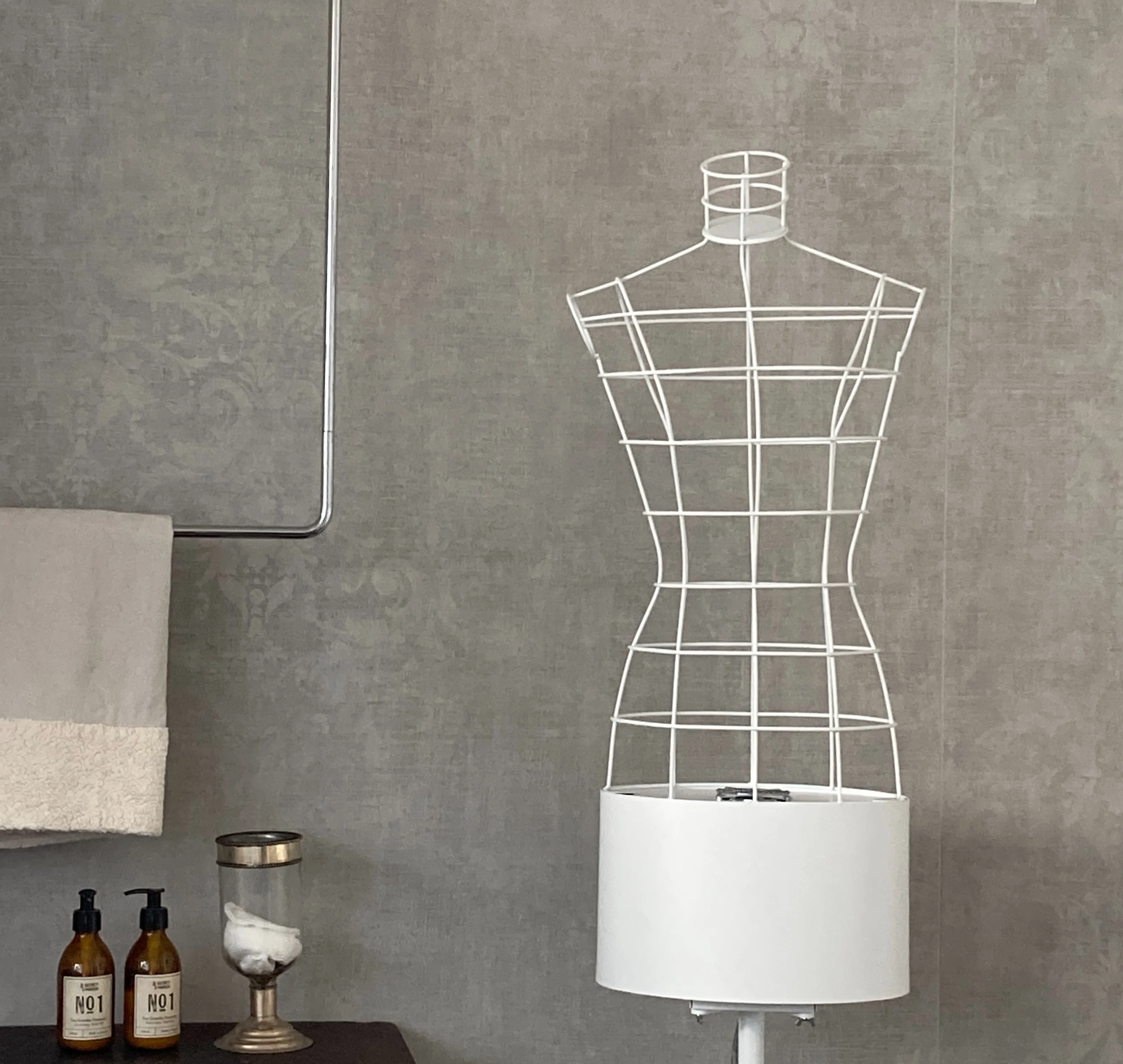 MADE IN ITALY MANNEQUIN ELECTRIC REMOTE CONTROL WARMTH DECORATES LIGHT PATENTED HEAT GARMENTS THERMOTERAPY WHITE