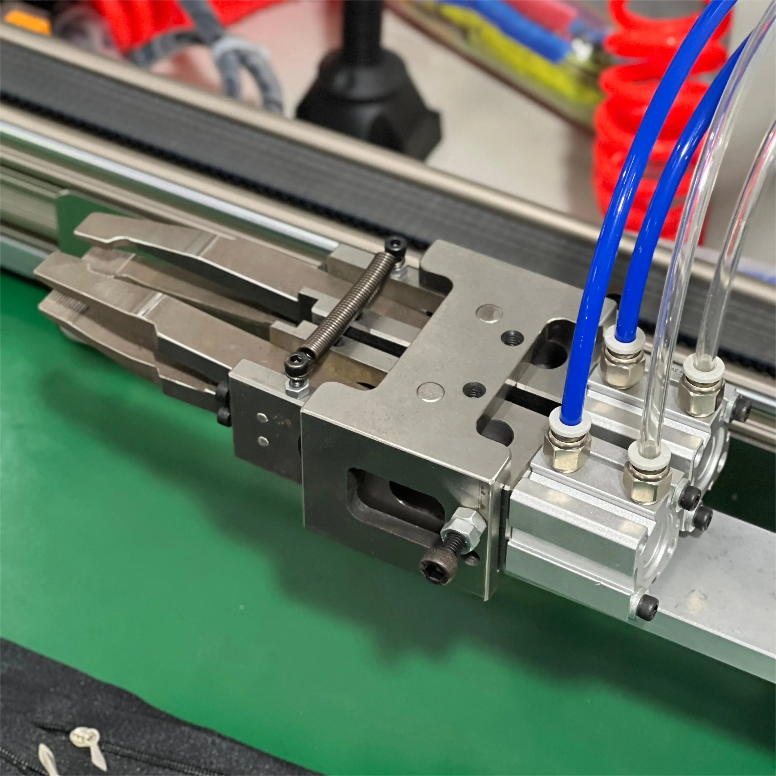 Double Slider Cutting All-in-One Machine Open-end zipper Double Slider Mounting Machine for Nylon Zipper QB-083