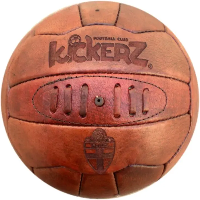 Винтажный кожаный футбольный мяч с матовыми футбольными мячами 1960 смотрятся коричневого цвета старый футбол