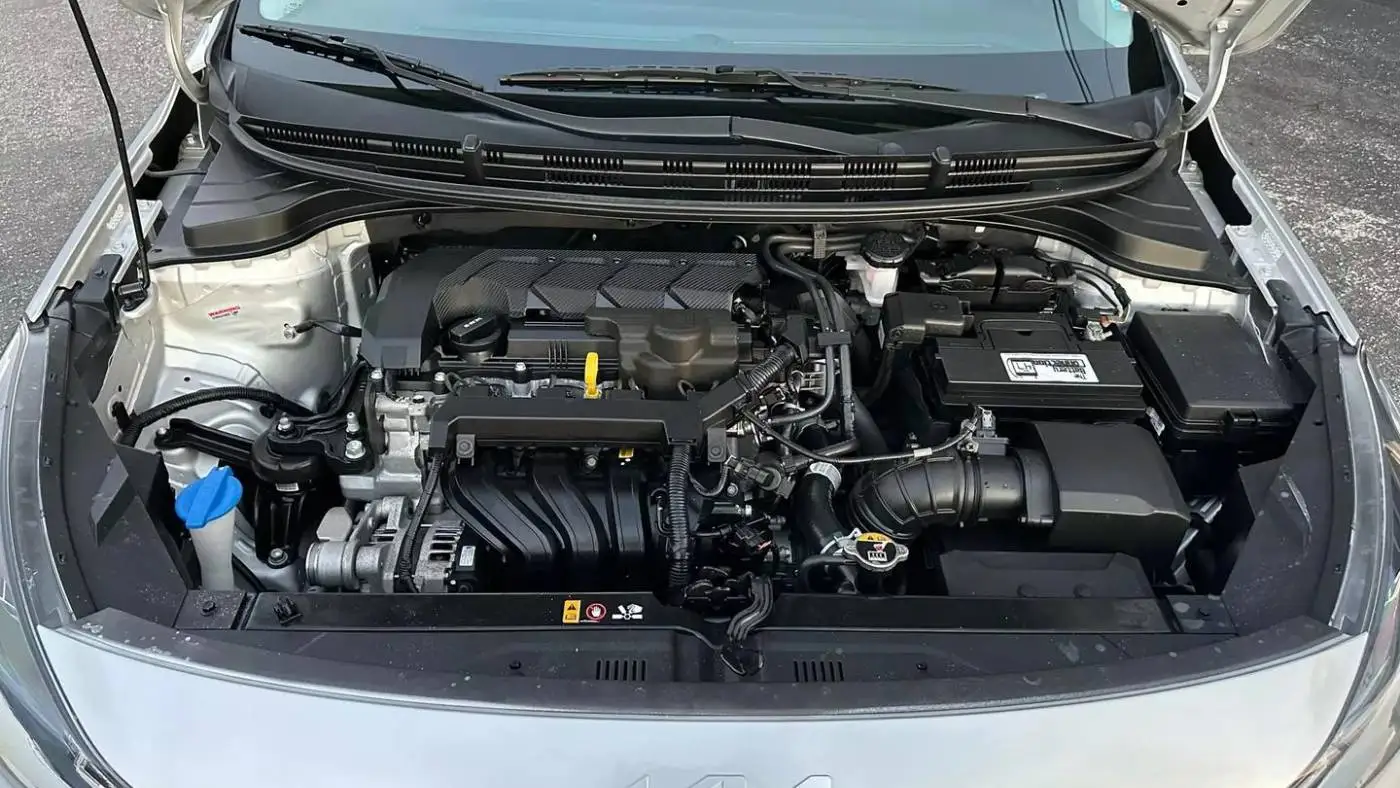 Аккуратно использованный 2022 Kia Rio LX седан IVT