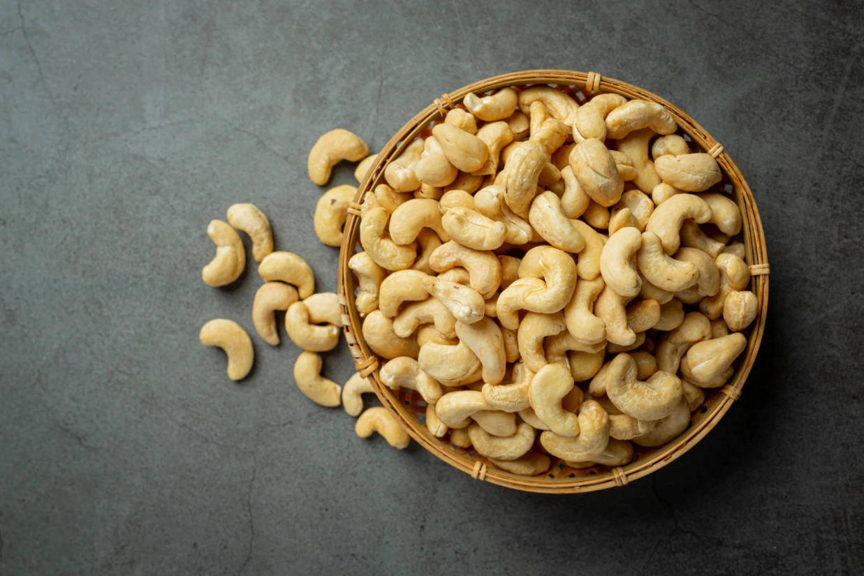 Bulk Purchase 100% Pure Cashew Nuts Dry Fruit Quality Assured Raw Cashew Nuts Kernal / Indian Kaju Exporter In India