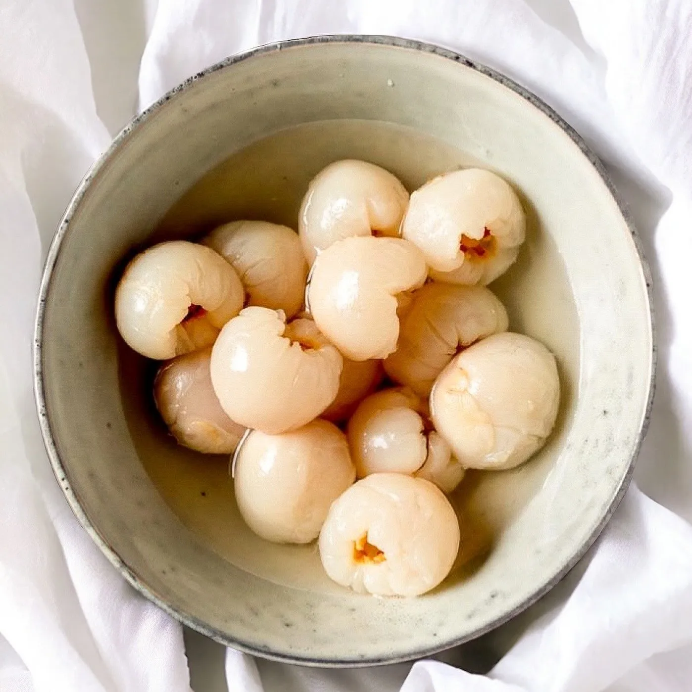 Вкусные консервированные личи полезные веганские органические со сладким сахарным соком в банке