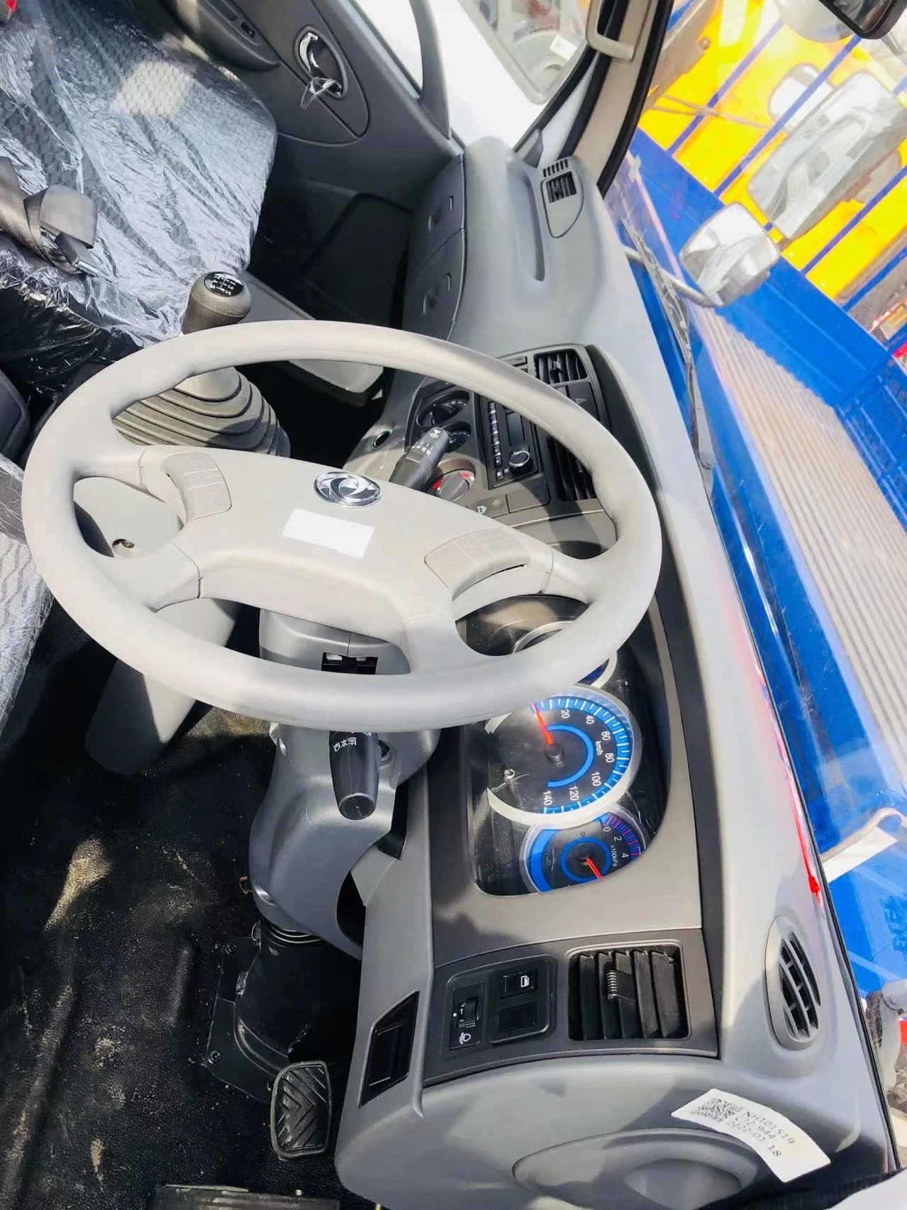 Right Hand Drive Light Cargo Truck 75kw Diesel Engine Power Load 4500kg Flatbed Deliver