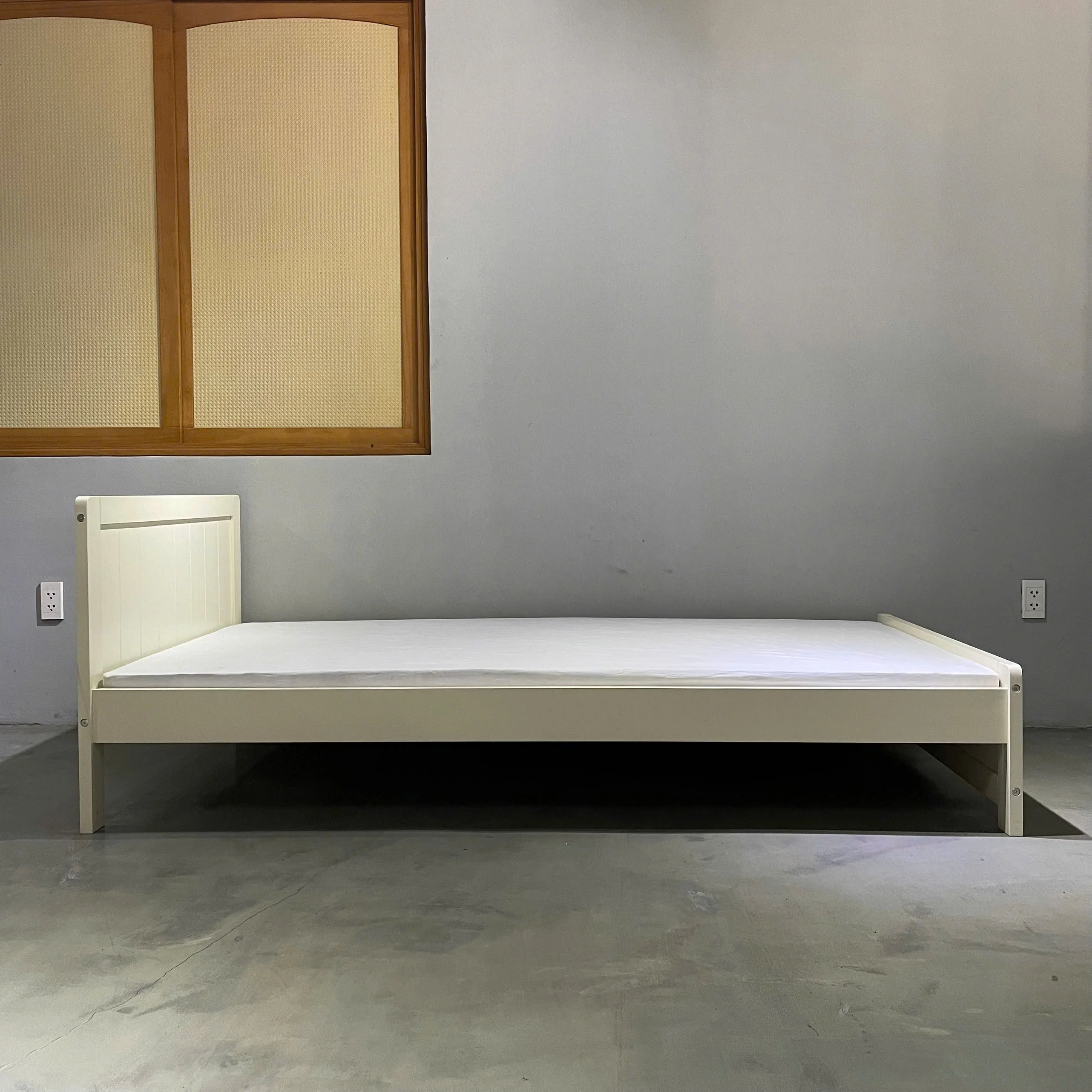 Single bed with minimalism style have white color and espresso color, customize follow customer requirement.